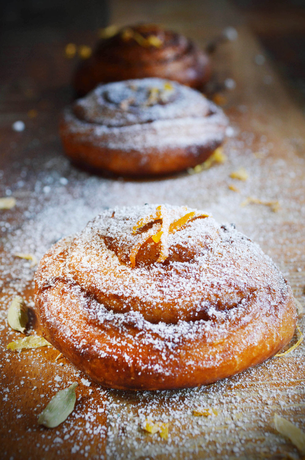 Zimt-Kardamom-Schnecken mit Orange und Ringelblume