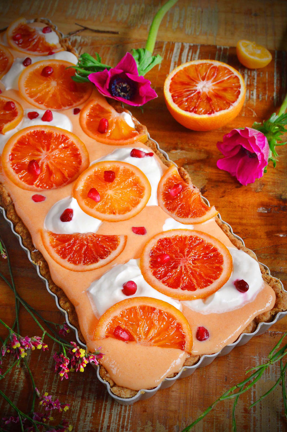 Blutorangen-Tarte mit Orangen-Curd und kandierten Orangenscheiben