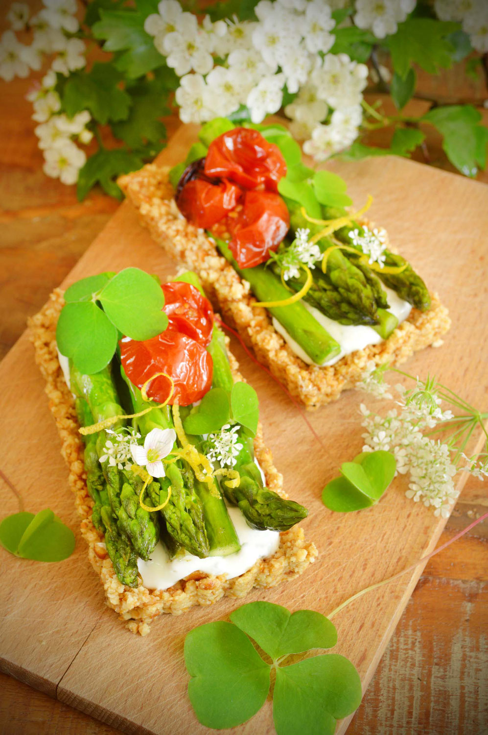 Spargeltörtchen mit Sauerklee-Ziegenkäse