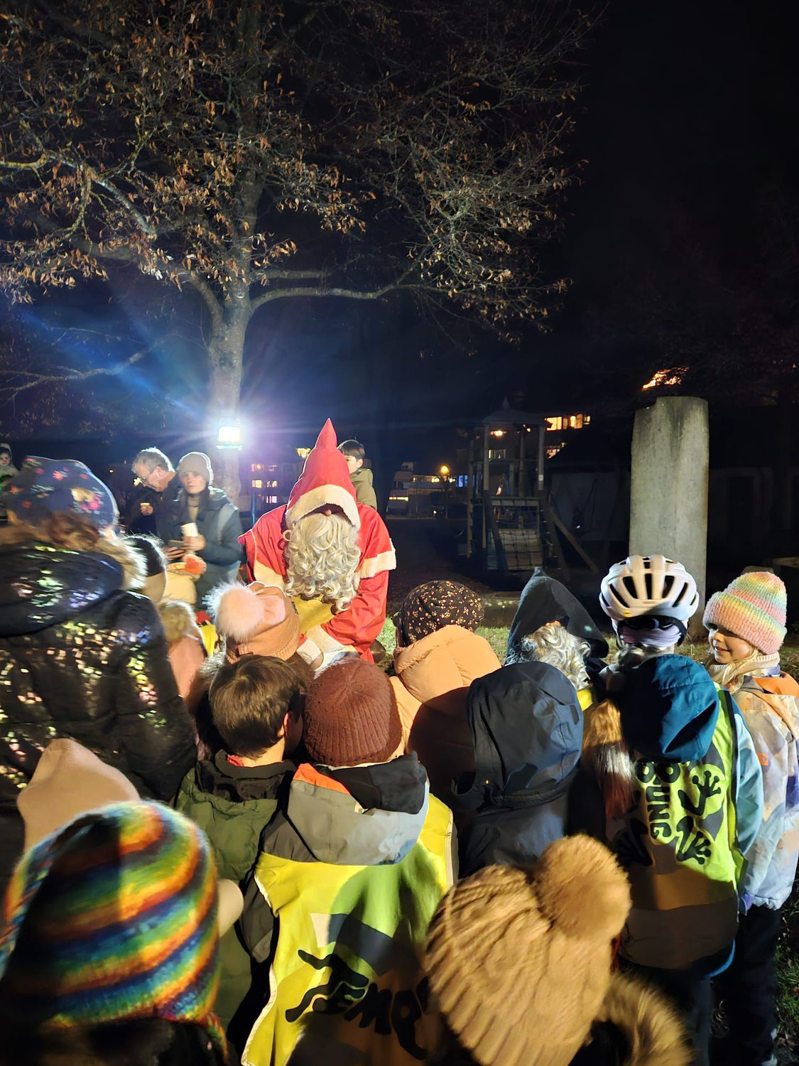 de Chlaus chunnt is Dorf
