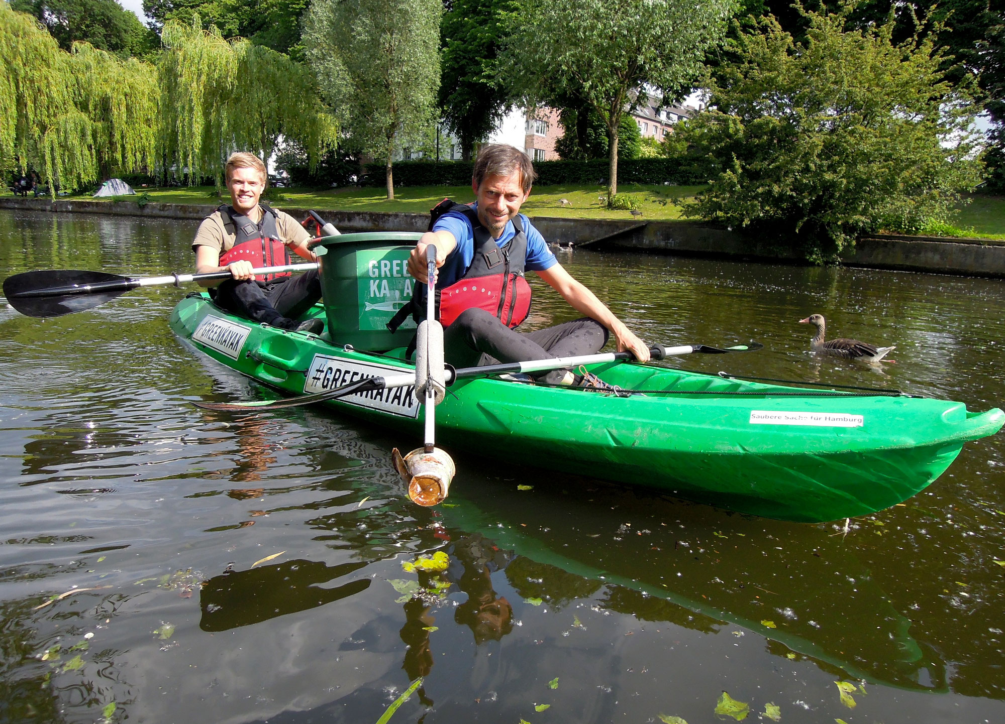 Greenkayak: Was im Wasser übrig bleibt