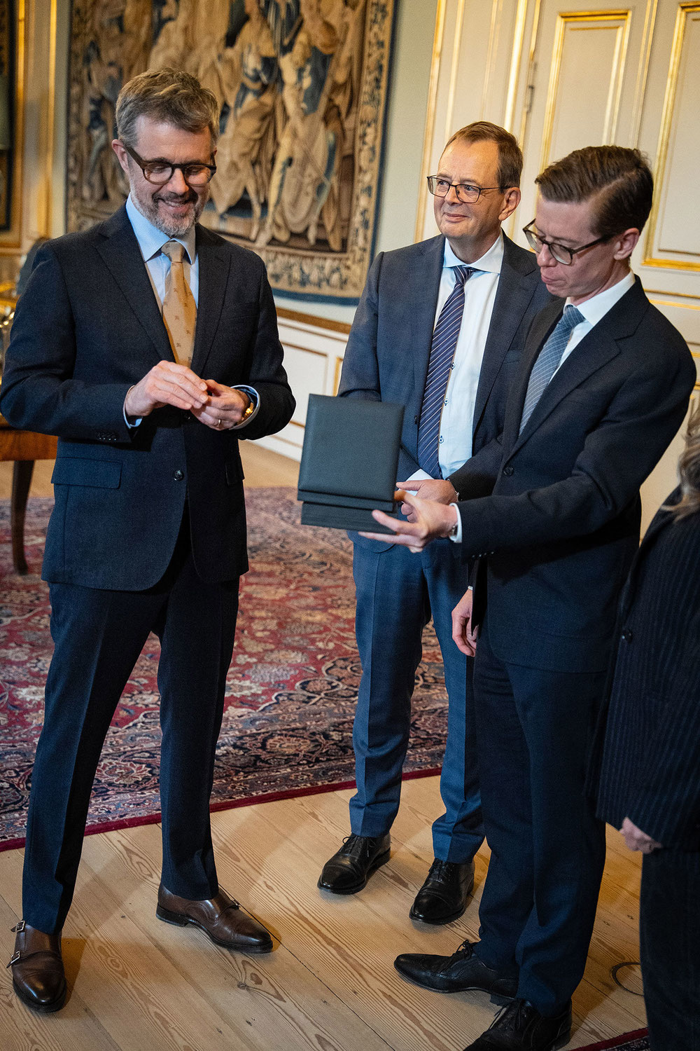 Dänemarks neue Münzen: Den neuen Monarchen König Frederik X. in den Händen halten