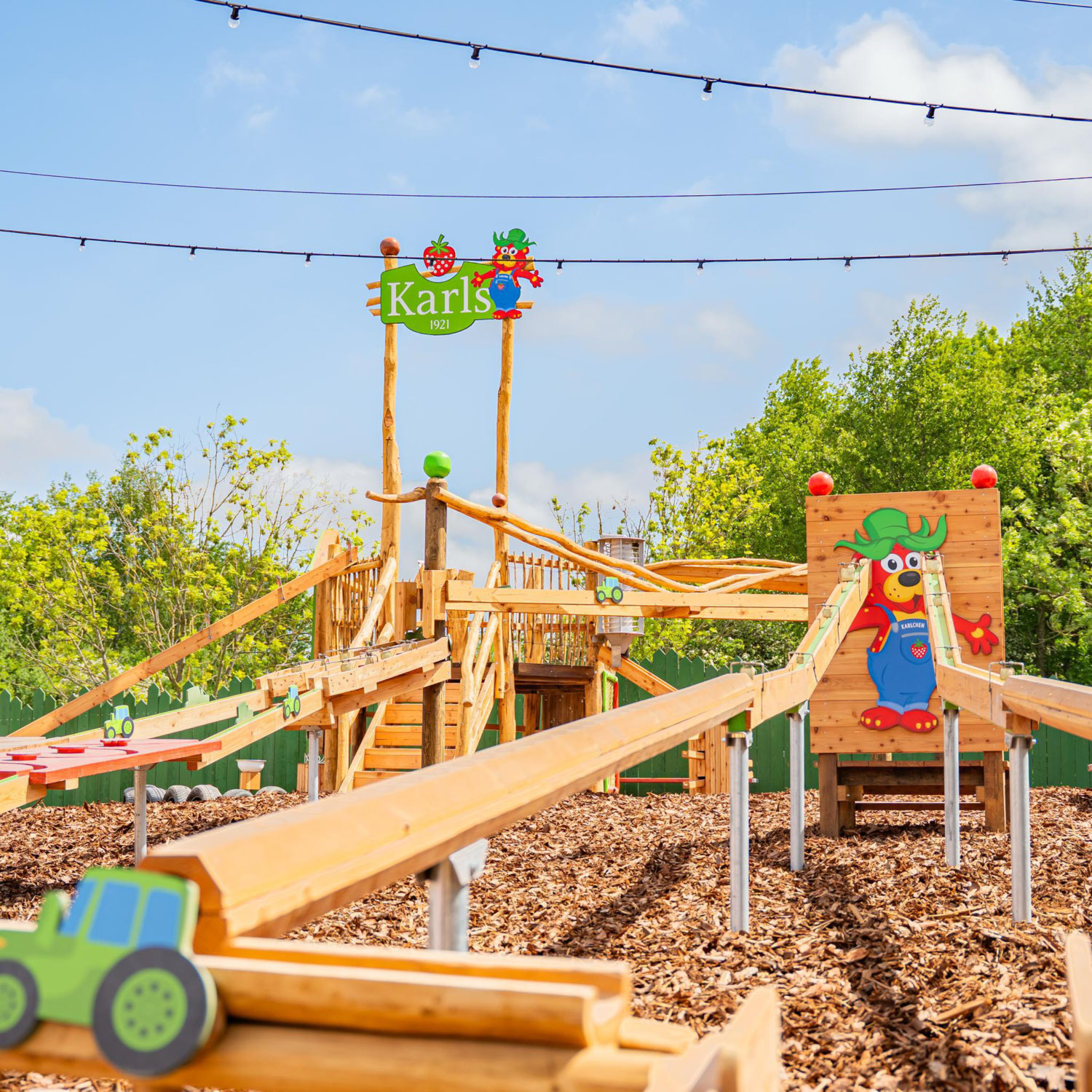 Kugelspaß für die ganze Familie: Karls Erlebnis-Dorf Koserow eröffnet den beliebten „Kugeltrubel“