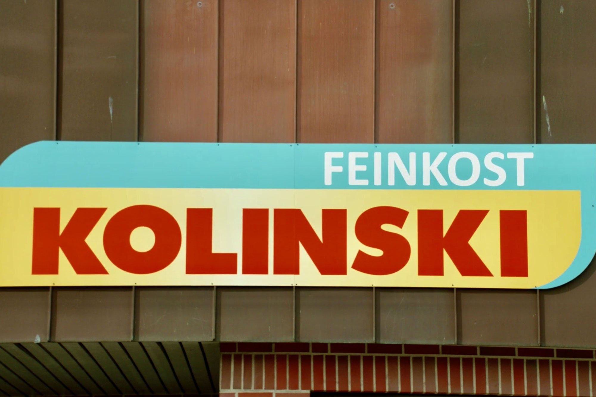 Die Serie „Die Discounter“ von „Kleine Brüder“ hat mich einfach völlig in ihren Bann gezogen