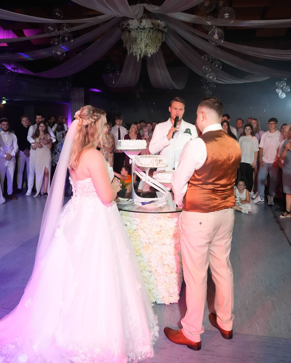 Wie gestalte ich als Moderator eine Hochzeit mit mehreren Nationalitäten und Sprachen?