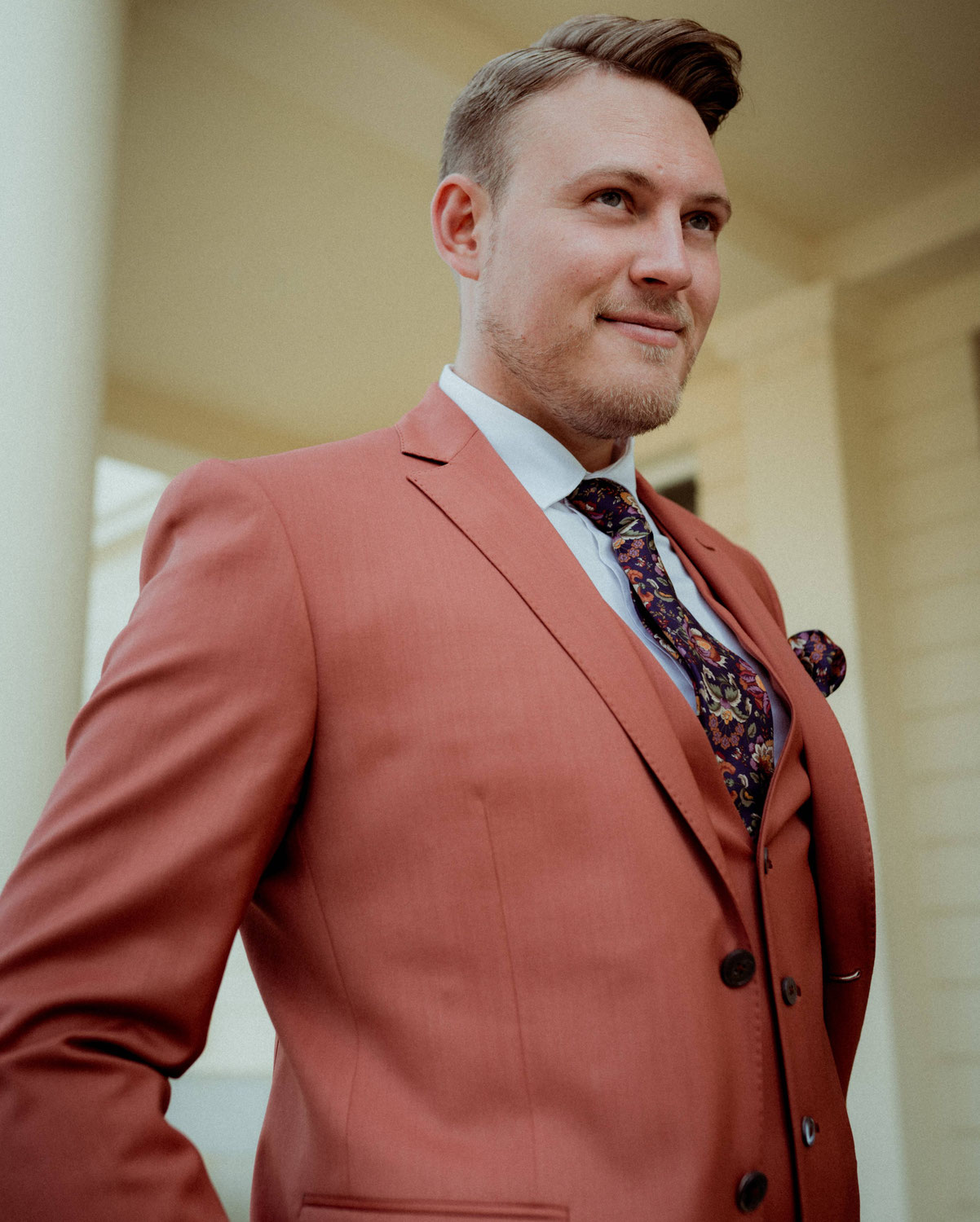 Wie ein Hochzeitsmoderator für perfekte Stimmung sorgt