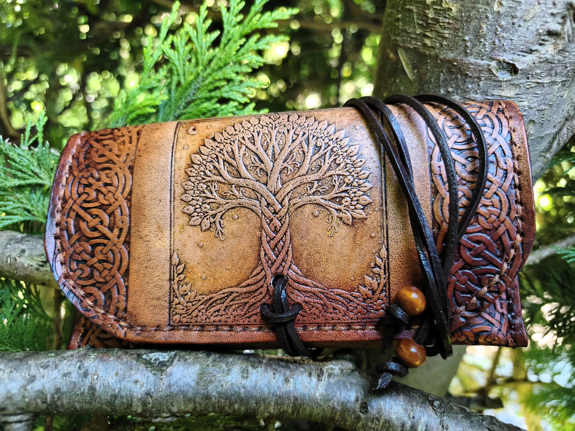 Handgefertigte Tabaktaschen aus Leder – nordische Motive auf Rindsleder