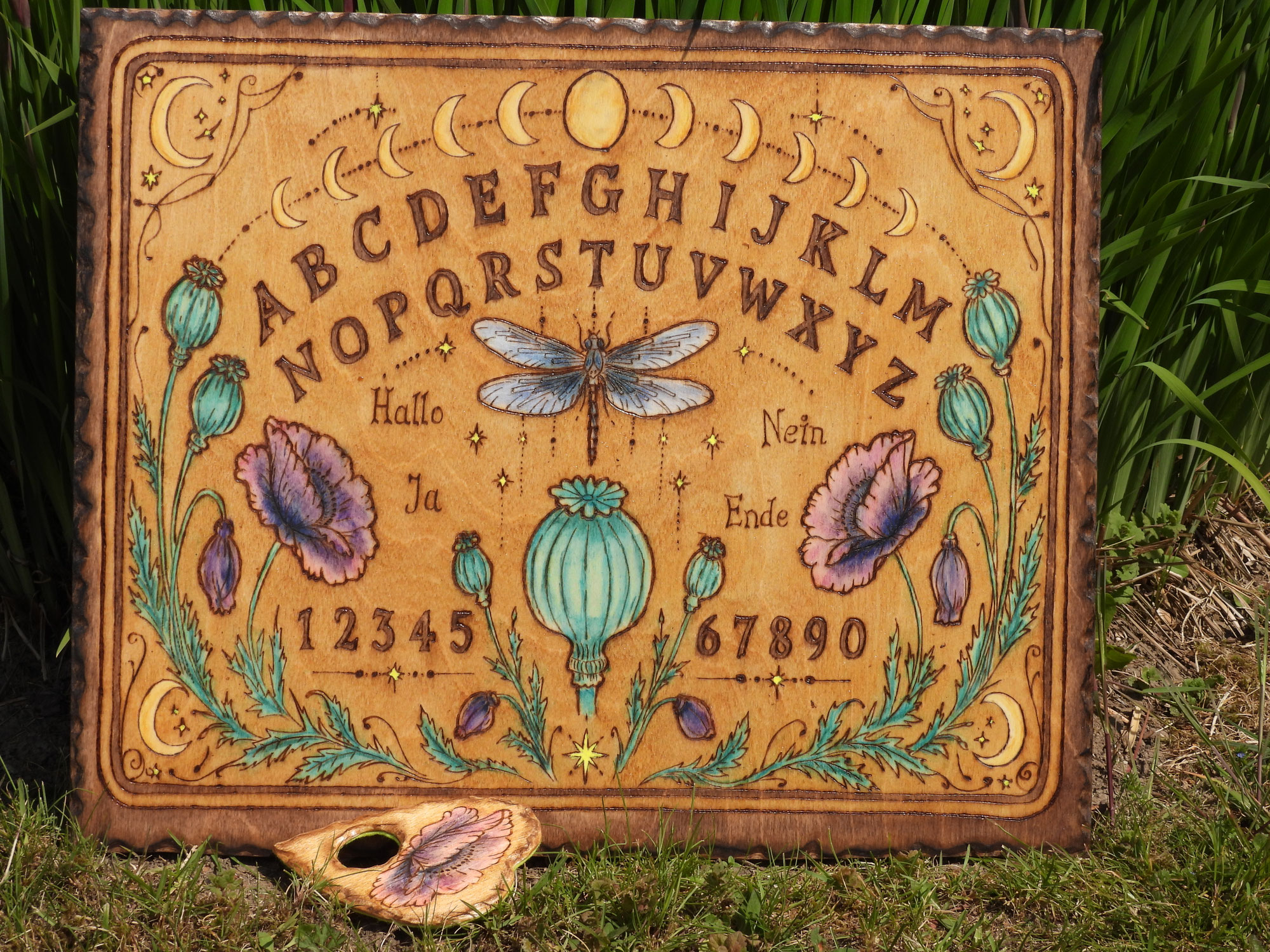 Handgefertigtes Ouija Board mit Mohn & Mondphasen