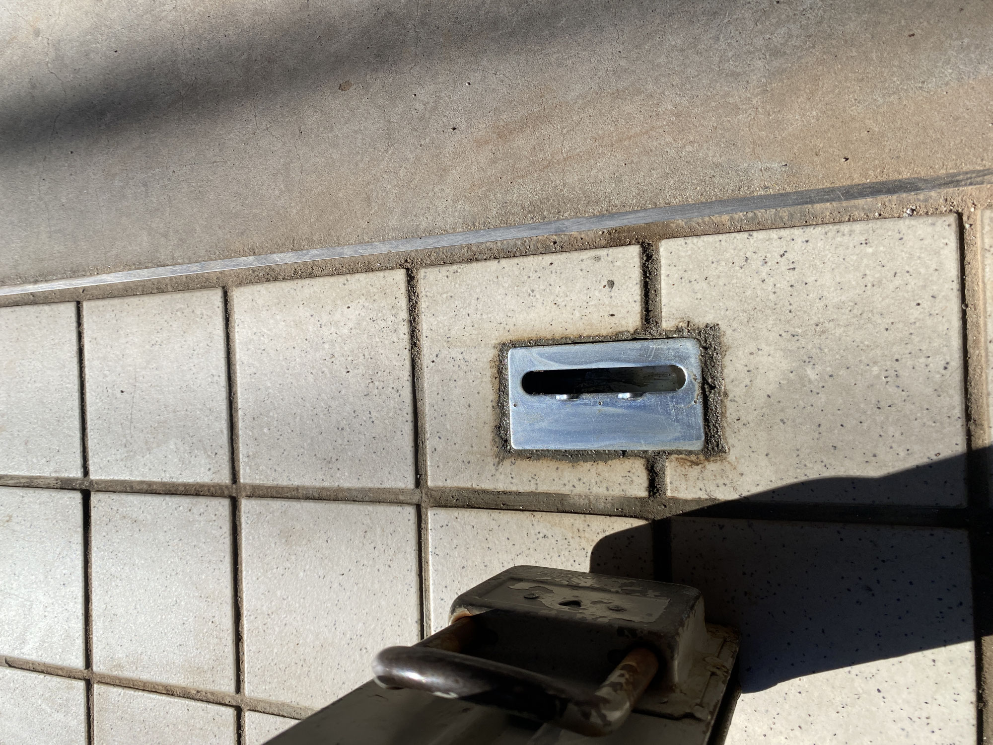 シャッター中柱受けを修理。火災保険を活用して安心して使える状態に｜京都市西京区