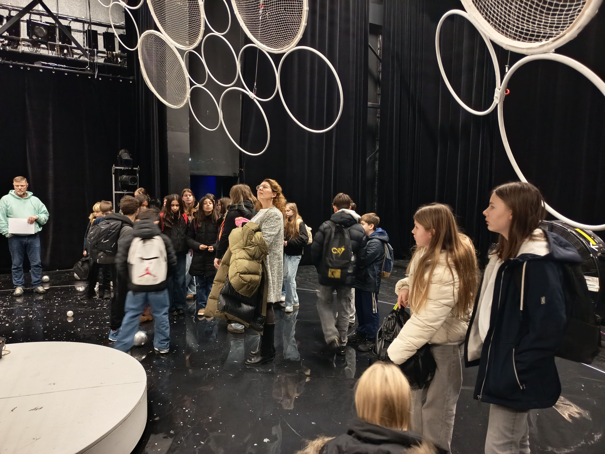 Ein Blick hinter die Kulissen – Theaterbesuch der Klasse 6a