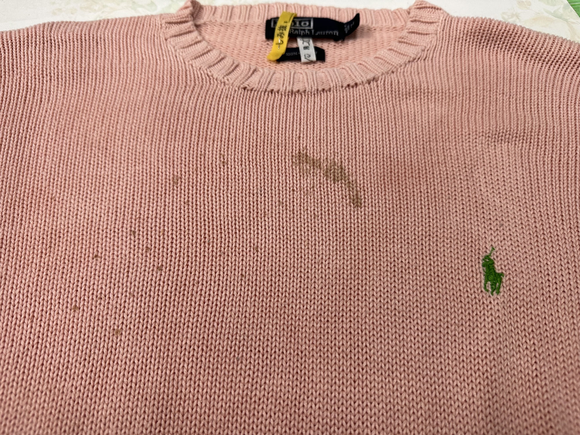 綿のセーターに古いシミ