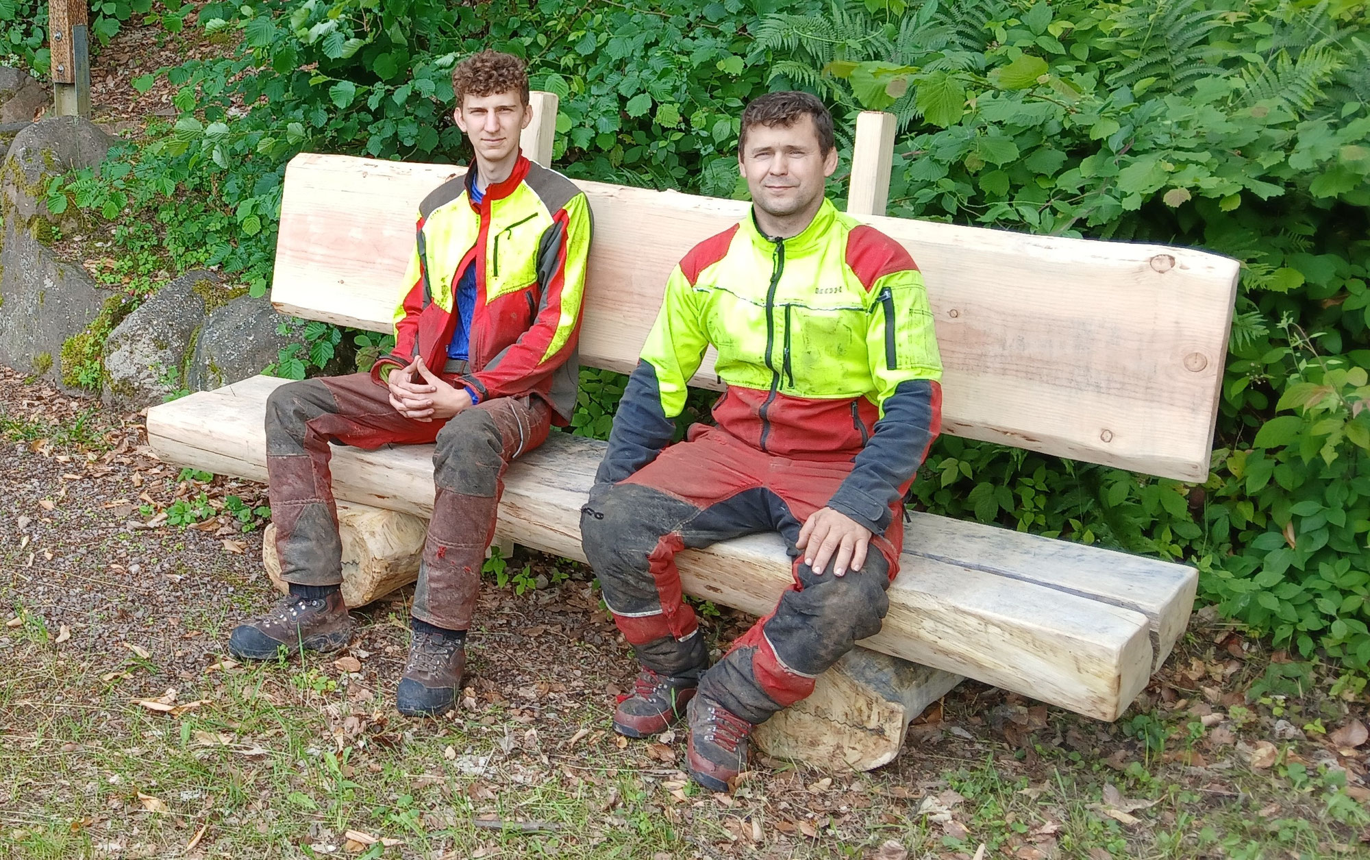 Wald-Azubi zimmert rustikale Ruhebank in Oberweier!