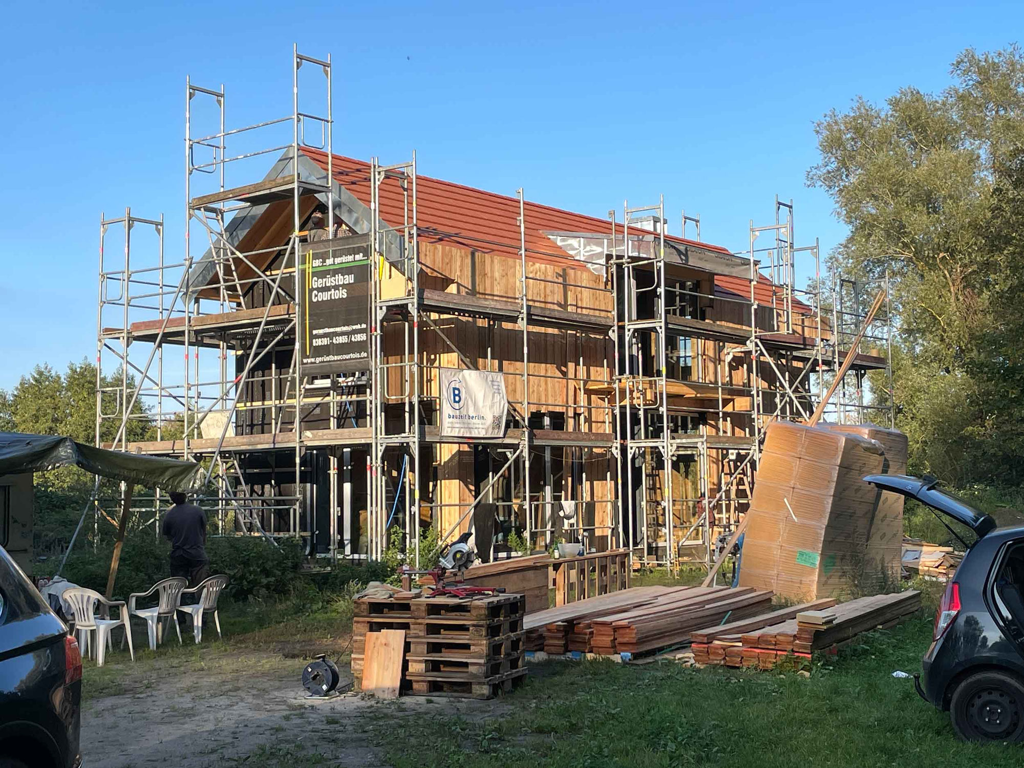 Die Holzfassade wächst: Das Ferienhaus auf Rügen bekommt sein Gesicht