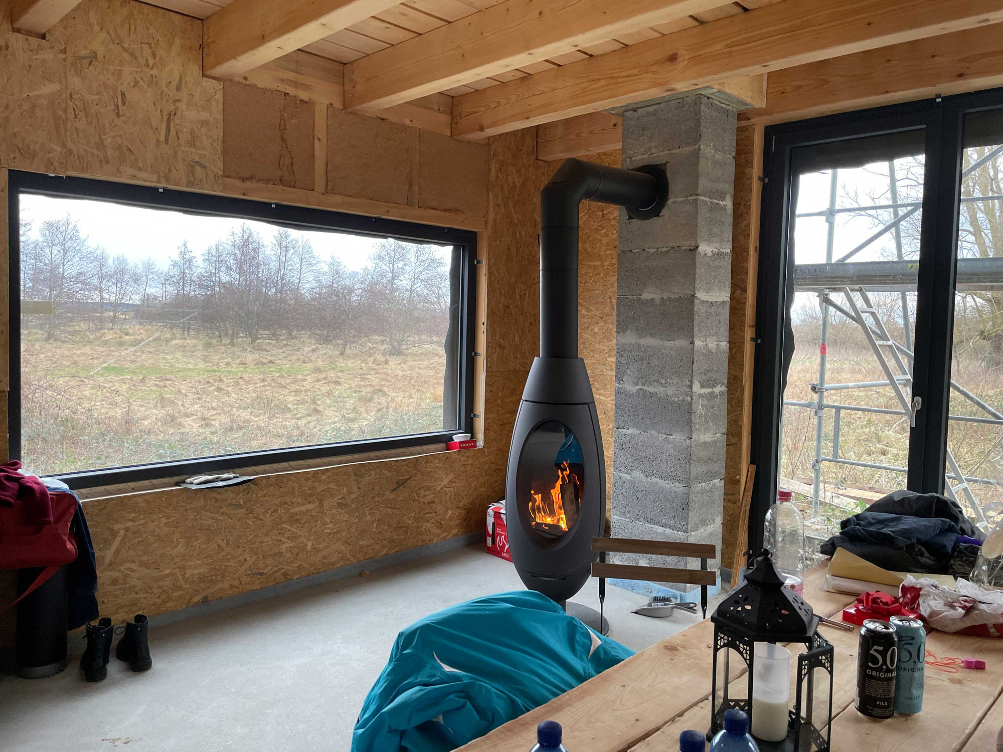 Eisige Baustelle warmer Ofen: Winterausbau im Ferienhaus auf Rügen