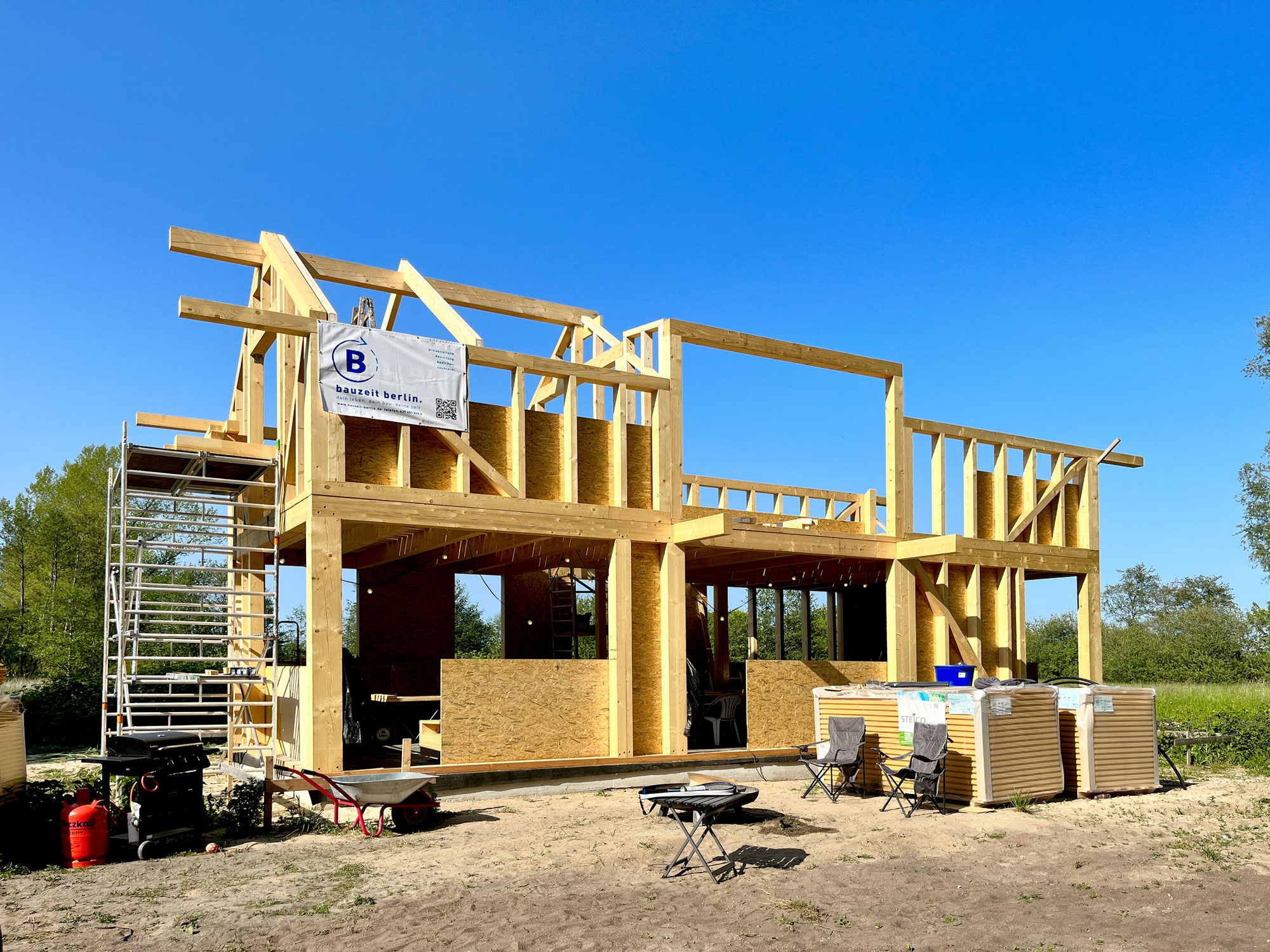 Nachhaltiges Ferienhausprojekt auf Rügen: Bauzeit Berlin GmbH setzt auf Holzbau und Hochenergieeffizienz