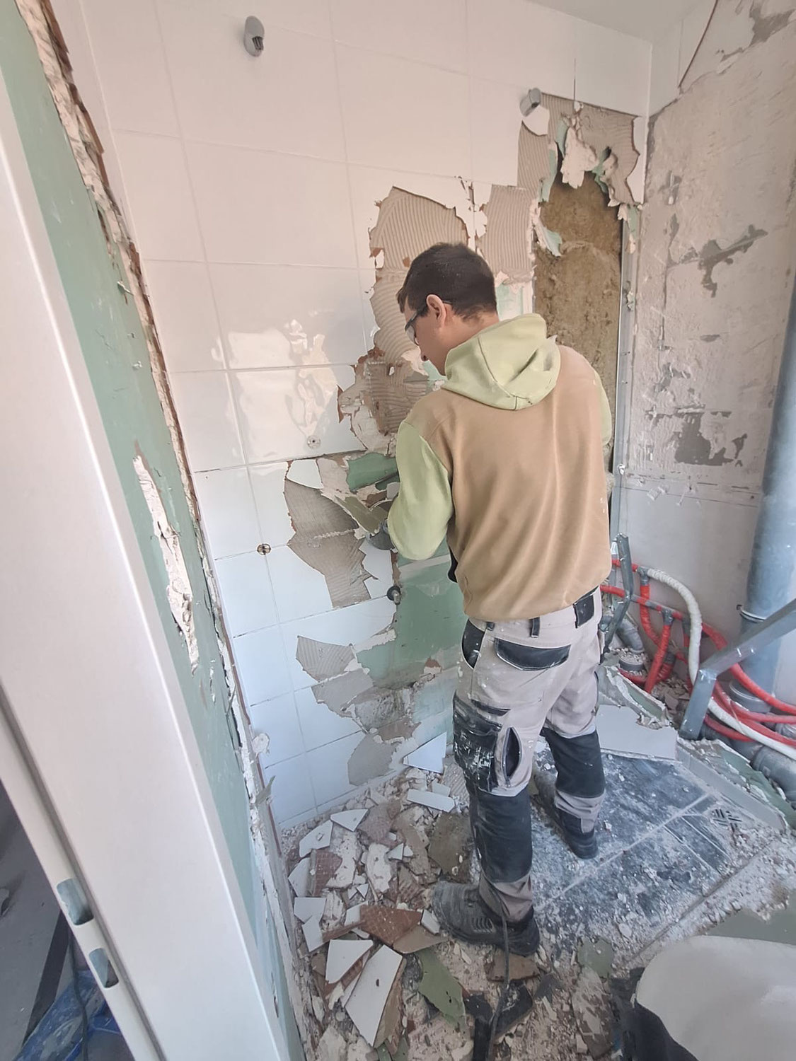 Berlin-Zehlendorf: Start der hochwertigen Badsanierung in großem Einfamilienhaus