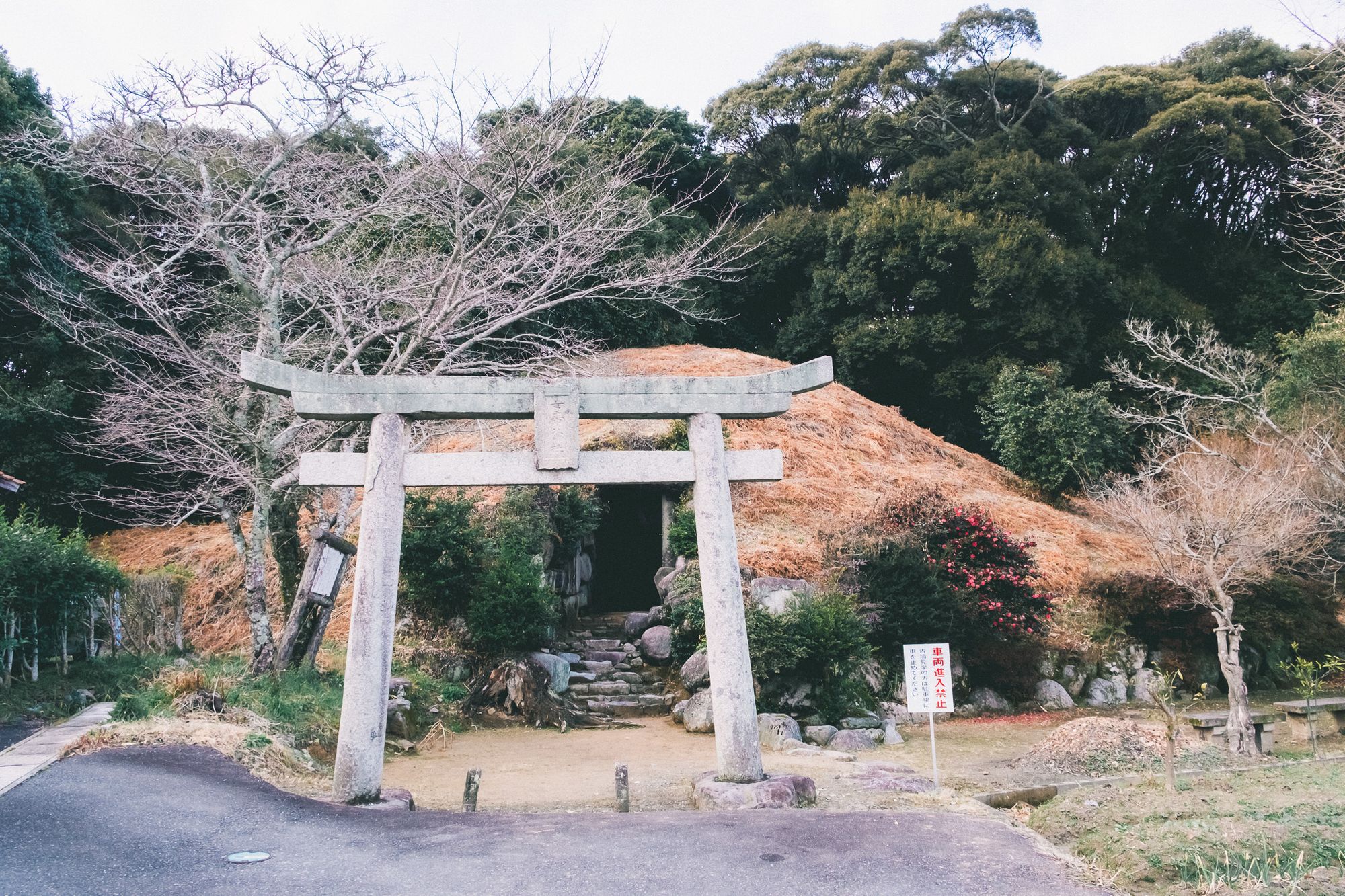 【福岡県みやこ町】石棺は大分県九重山から運ばれた？古墳時代後期の横穴式石室古墳「綾塚古墳」「女帝神社」へ