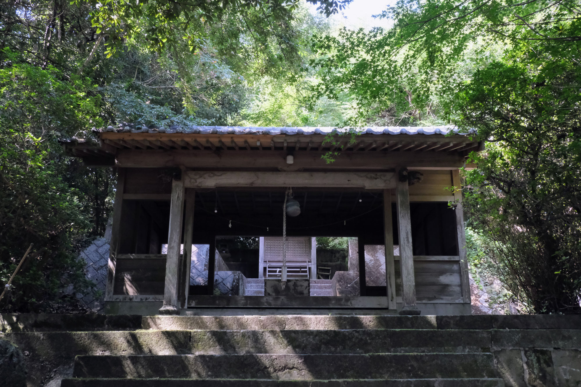豊後高田市内最大の古墳「真玉大塚古墳」敷地内の「致斎神社(旧：貴布祢神社)」へ