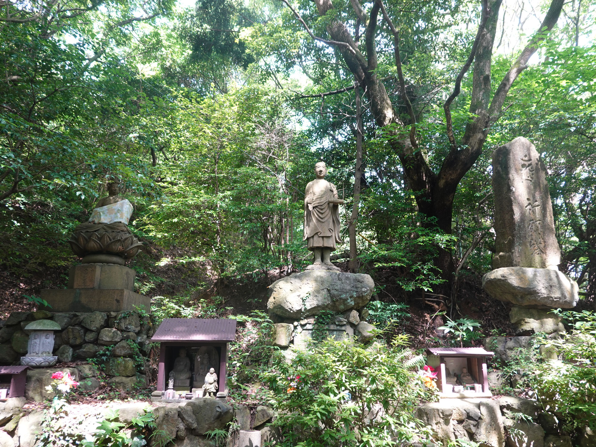 皿倉山(北九州市)の石仏群エリアは「皿倉山祈願塔」