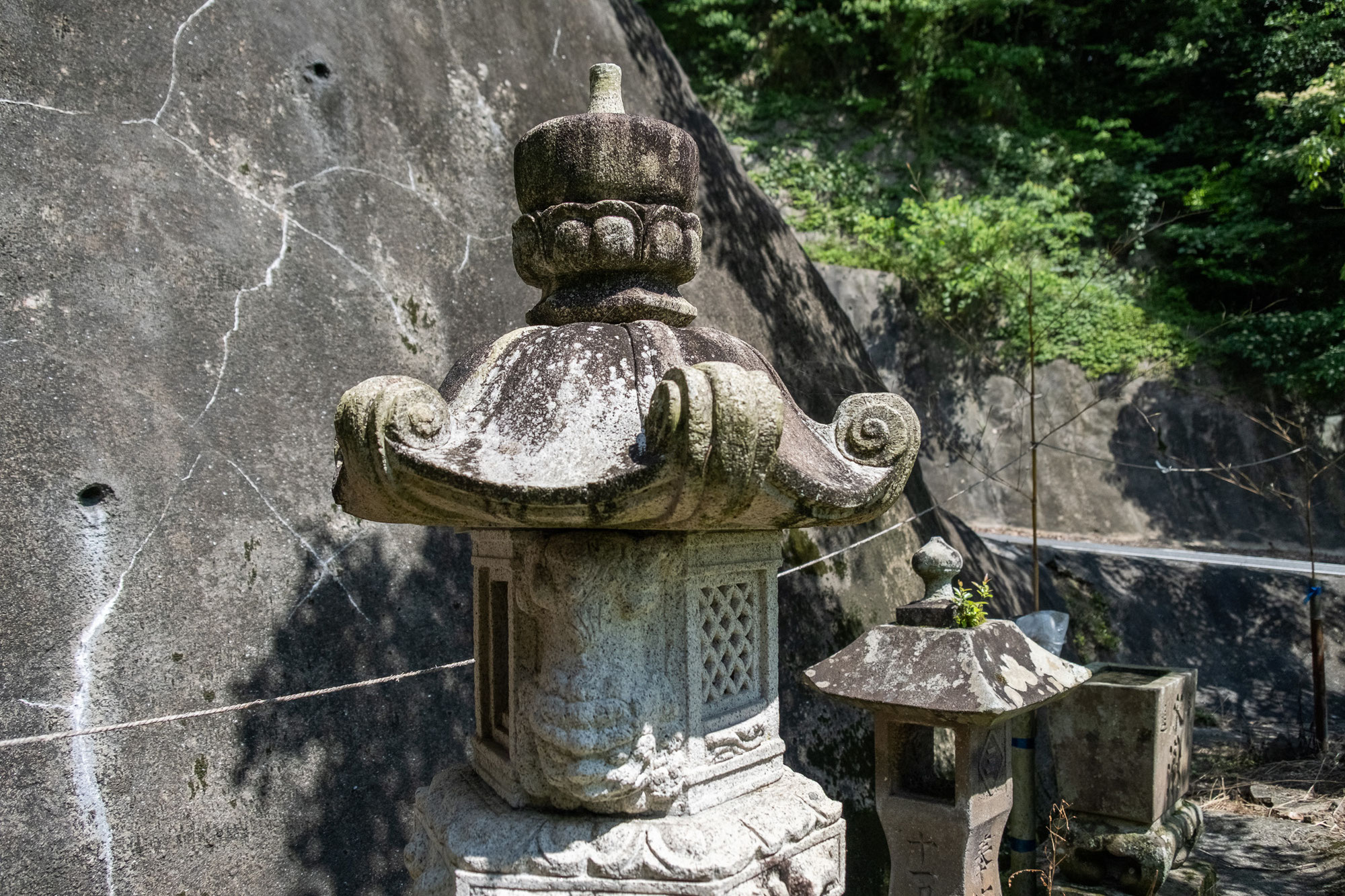 【宇佐市安心院町】里の駅近くの貴船神社(戸方)で見つけた春日燈籠の跡と三体の石仏