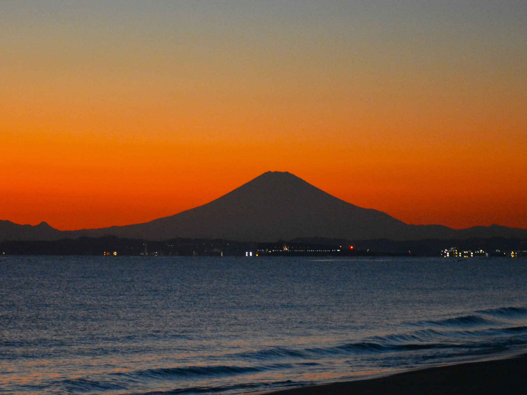 富士山の浮かぶ富津の浜の夕景。