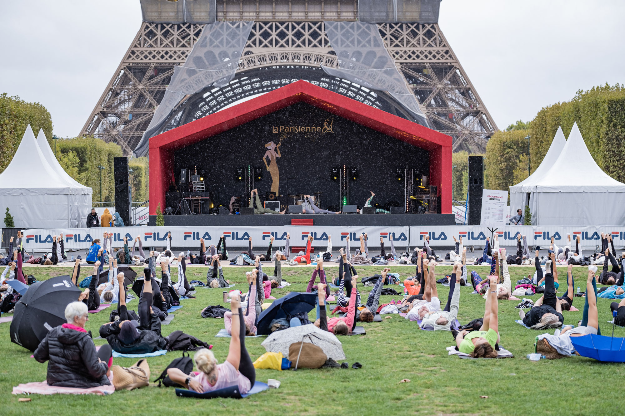 Retour en images sur la méditation géante guidée par Gaëlle Piton sur le Champ de Mars pendant la Parisienne avec Petit Bambou