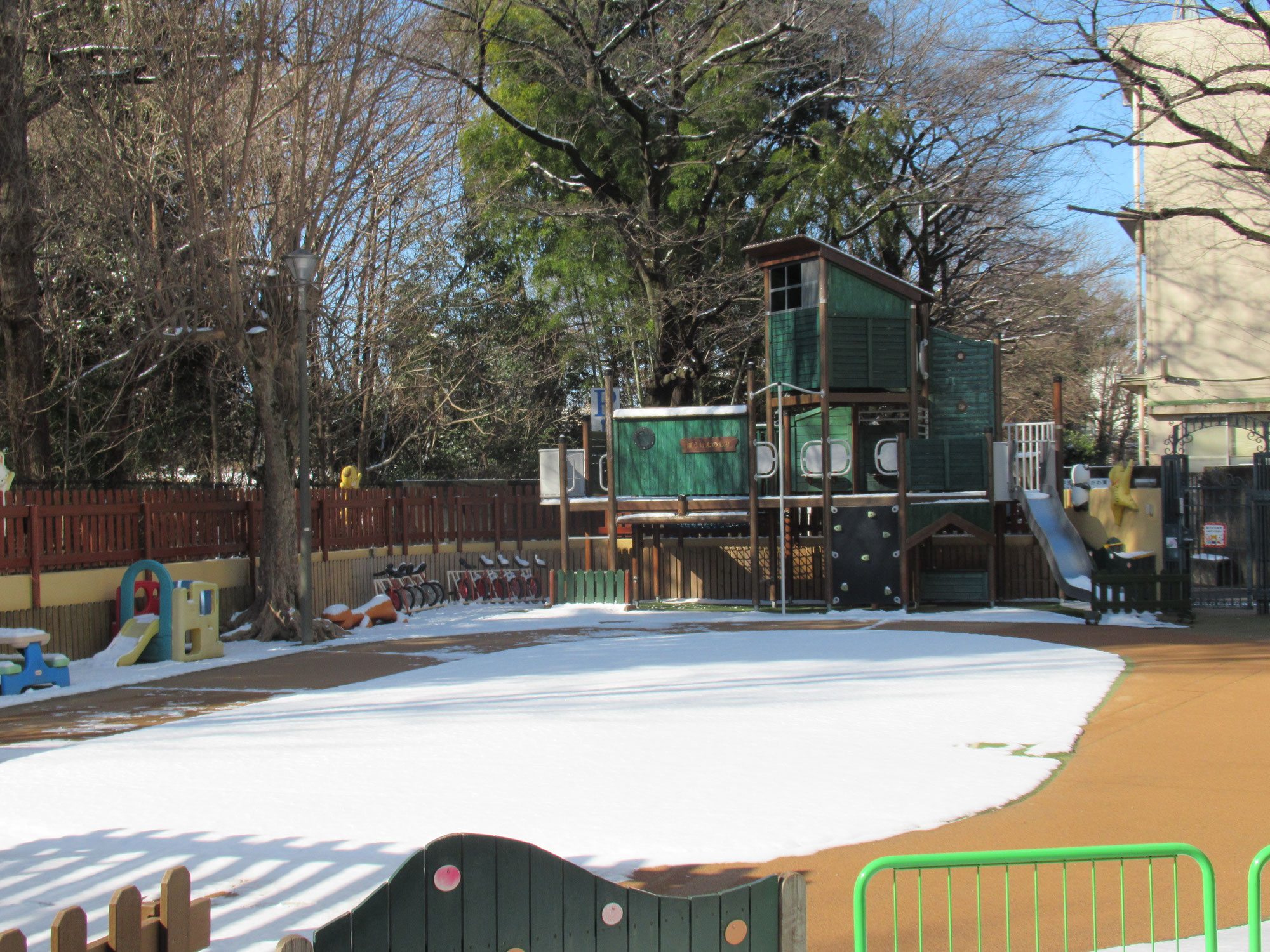 園庭に雪が沢山残っていたので…