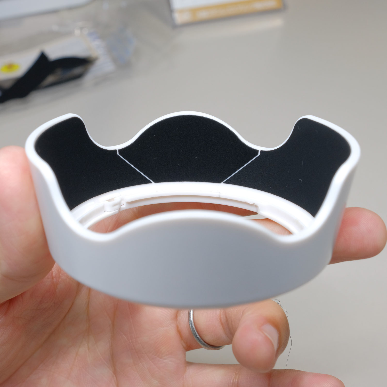白い互換レンズフードに反射防止キットを貼る