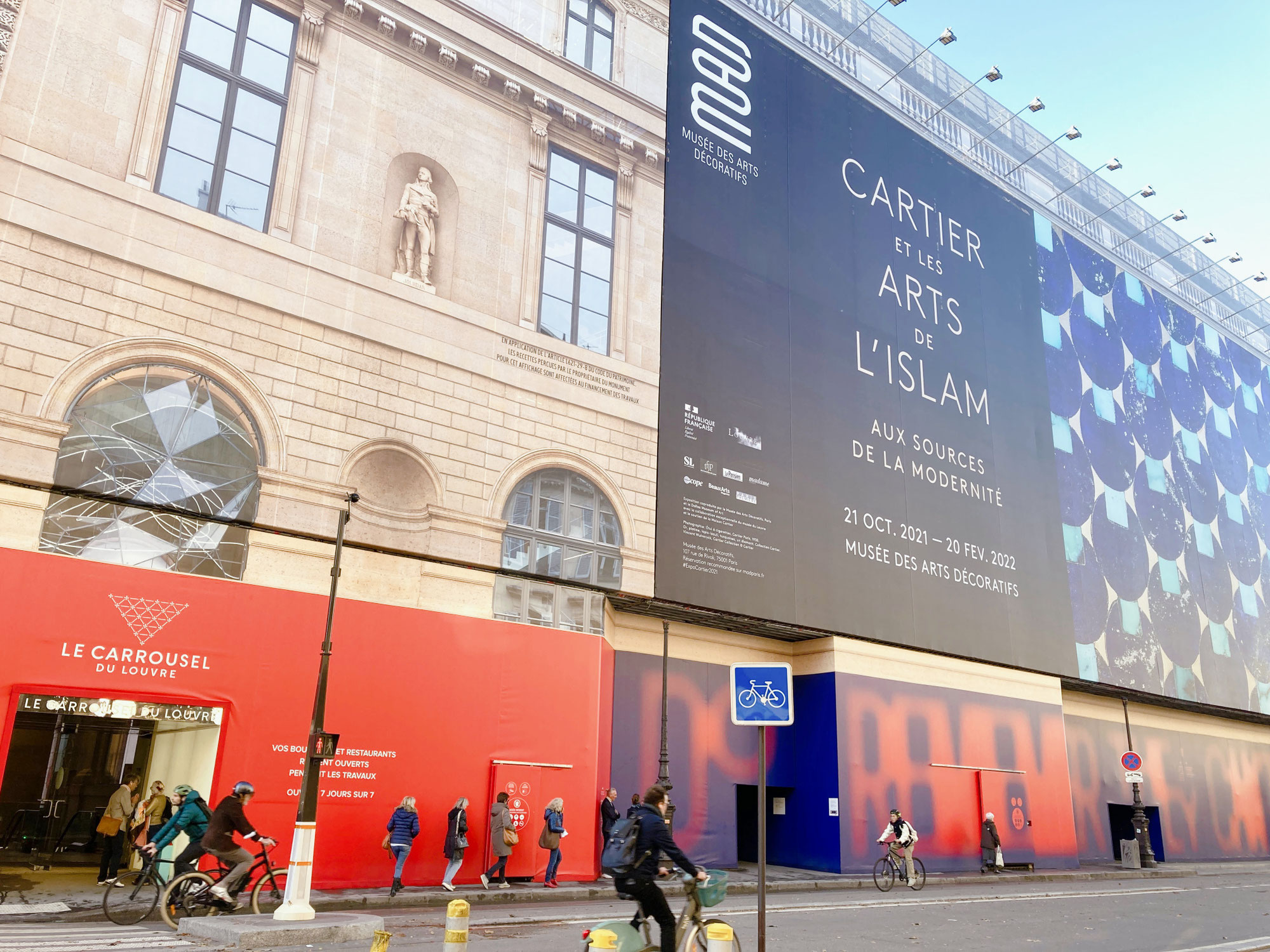 Au shopping d'art à Paris.