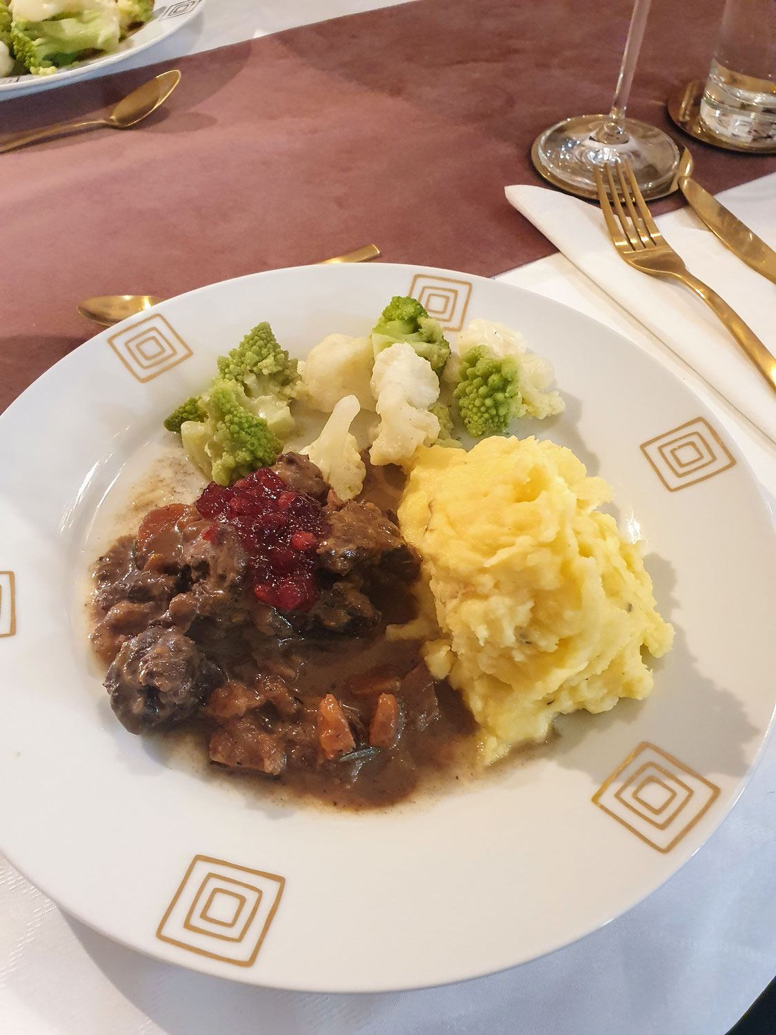 Hirschragout mit Kartoffel-Sellerie Püree und Röschen-Mischung