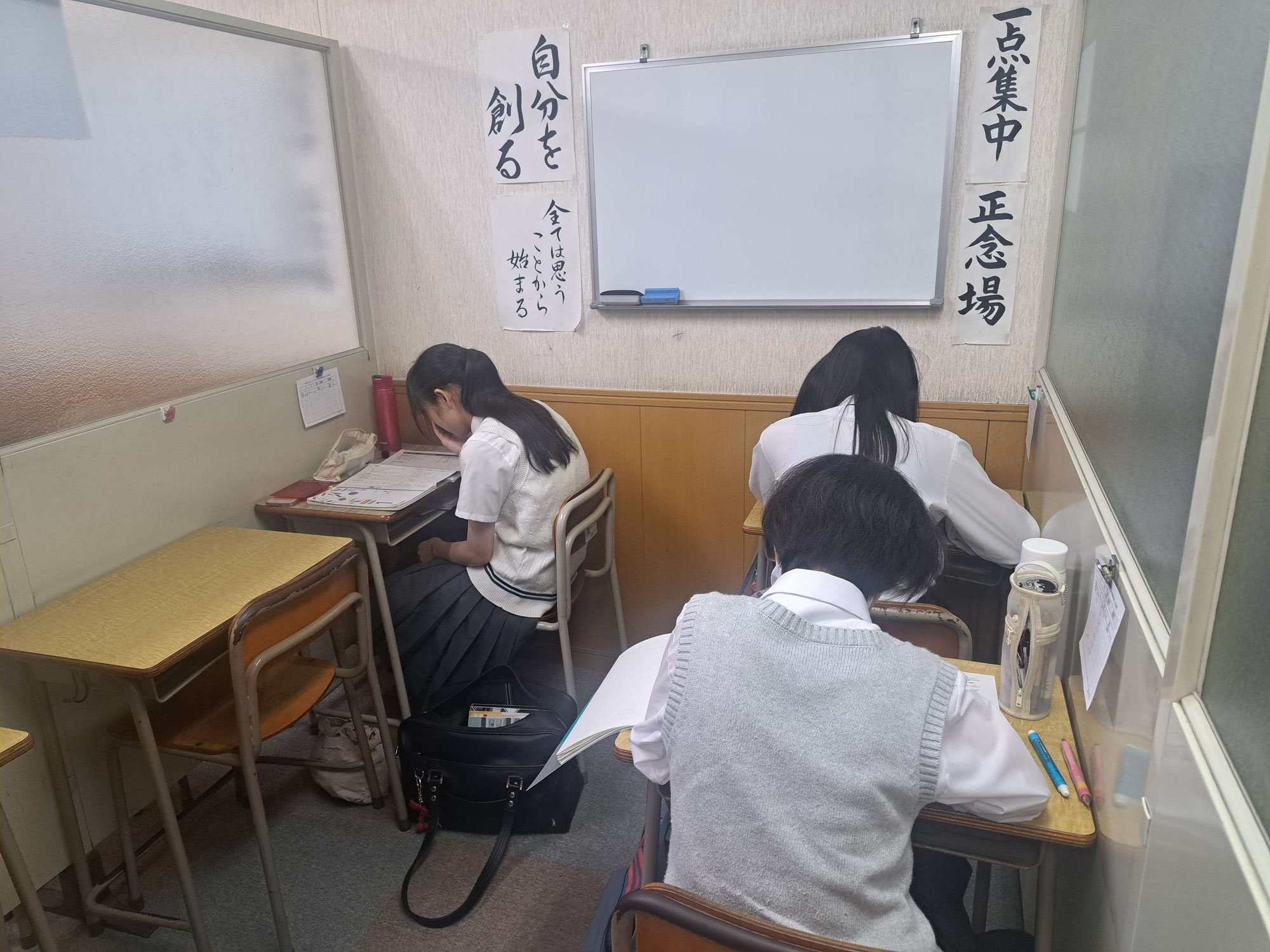 ６／３０から高校生たちの期末テスト期間が始まります。部活で忙しい中みんな試験勉強頑張ってます