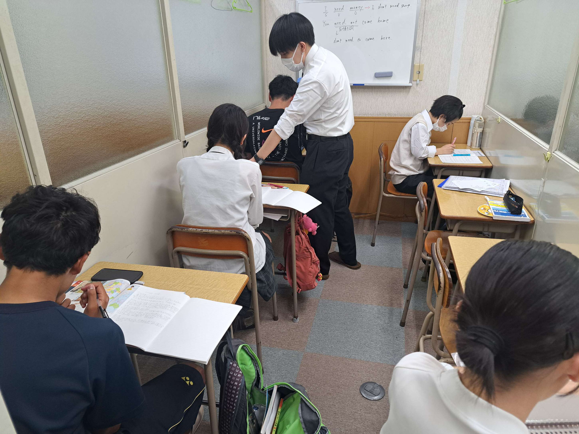試験期間真っ最中の創己自立トレーニング学習の様子です。普段に比べて緊張感がでてます