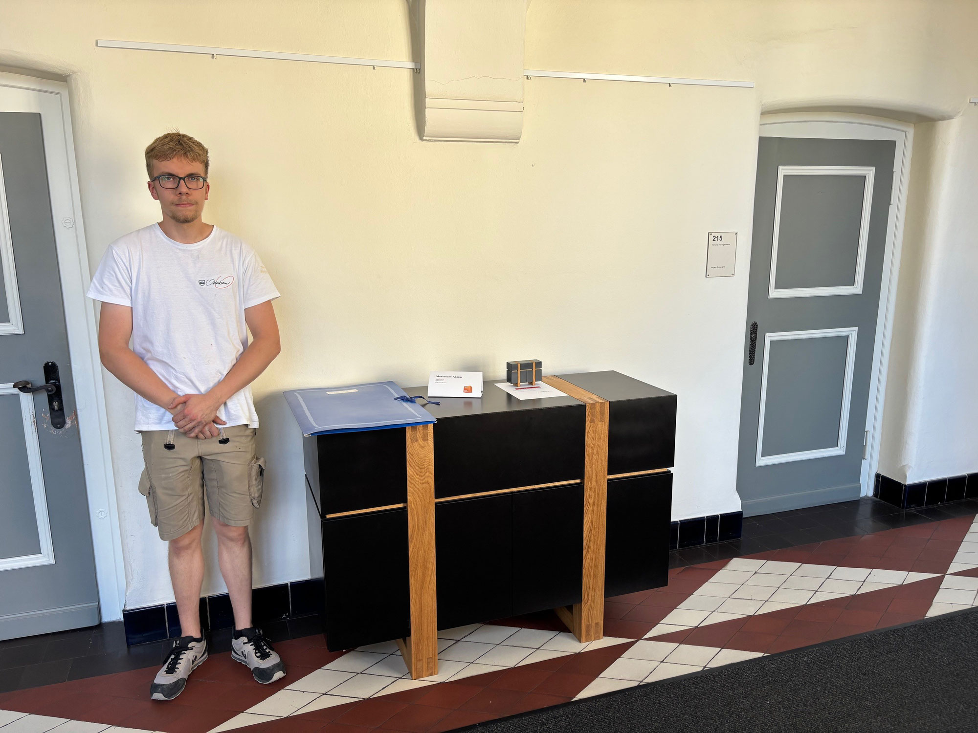 Von der Ausbildung zum Gesellen: Max meistert die Gesellenprüfung – mit einem beeindruckenden Sideboard nach Maß