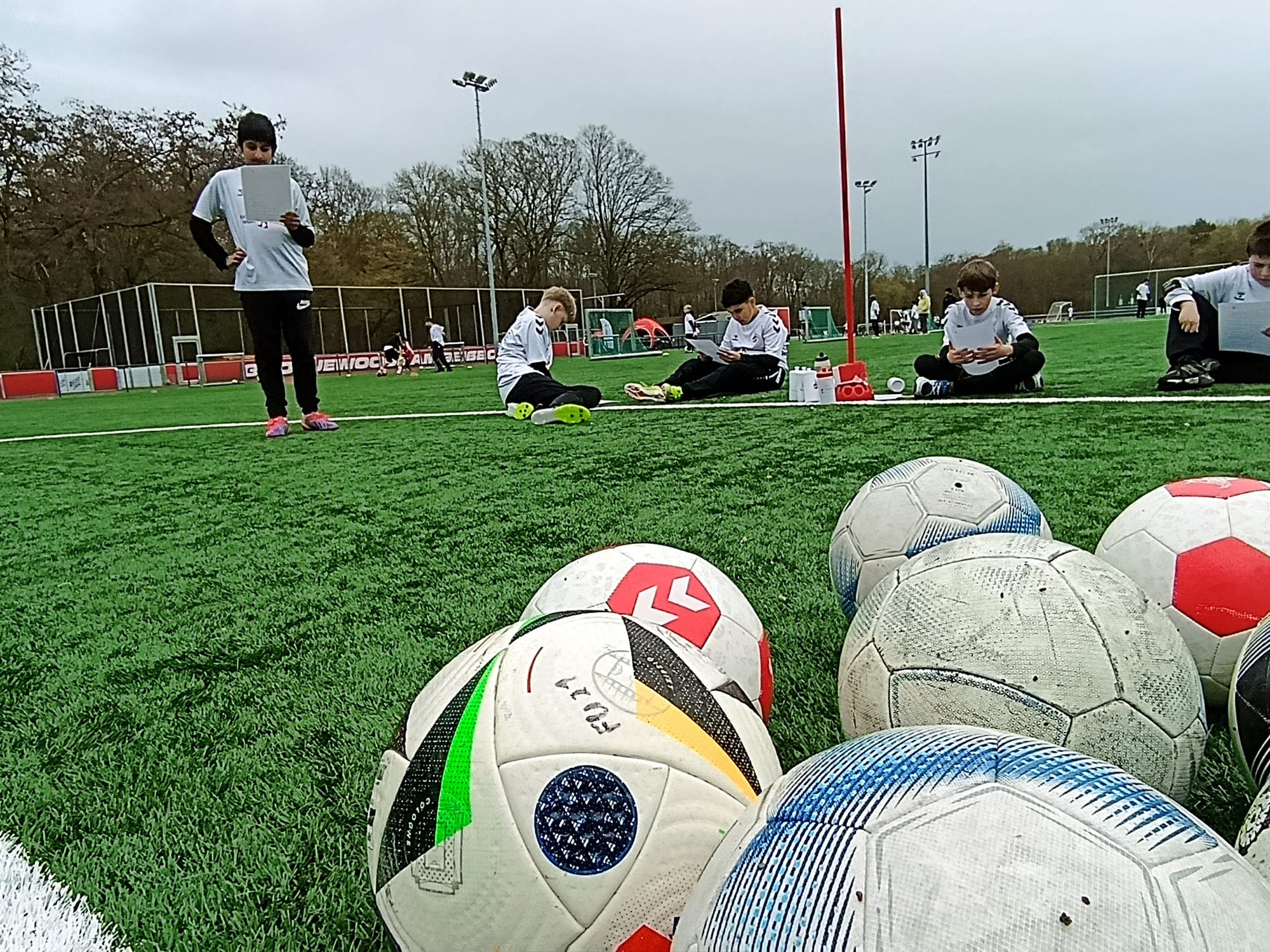 Kicken & Lesen: Unsere Schüler trainieren beim 1. FC Köln
