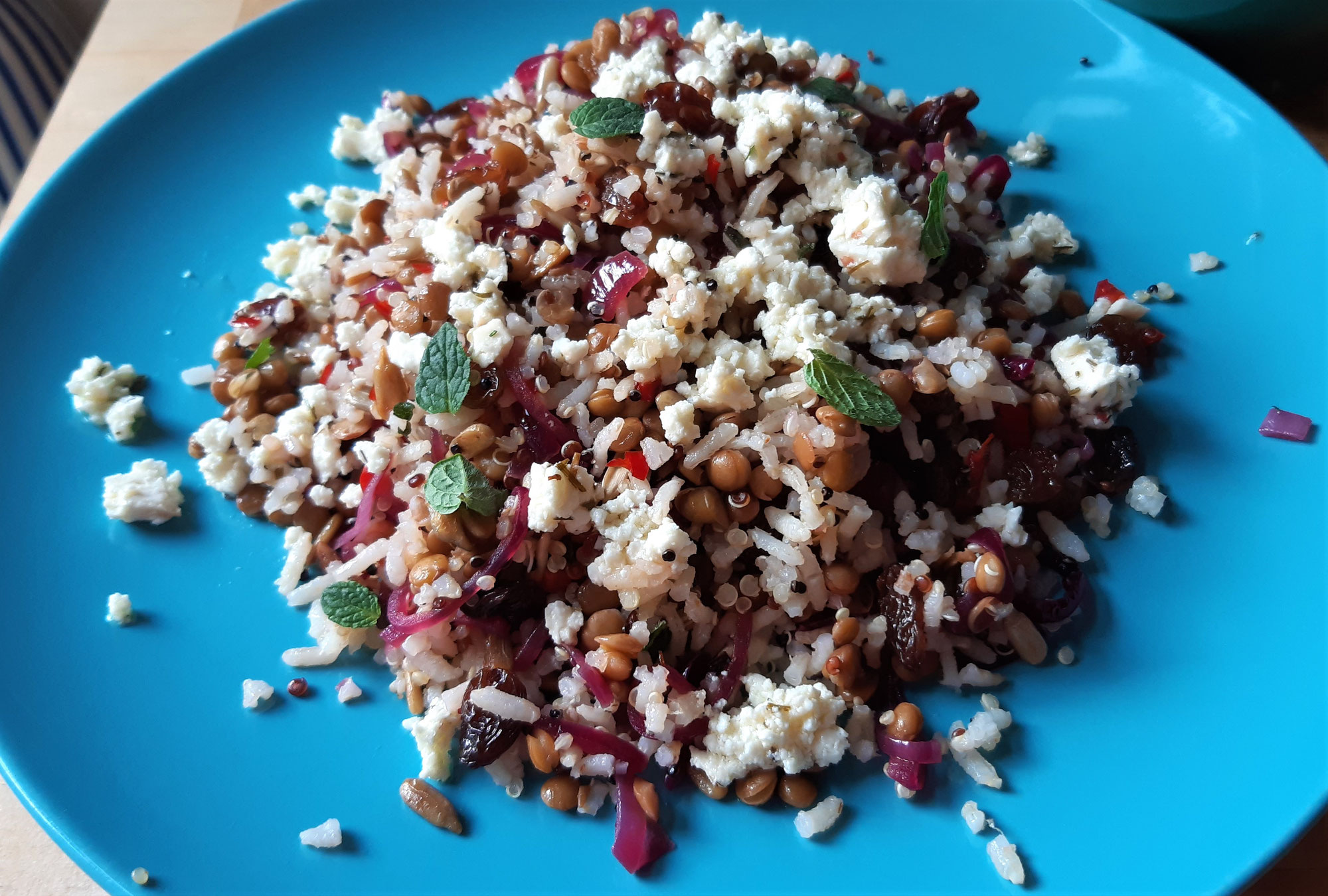 Salade van rijst, rozijnen, noten en feta