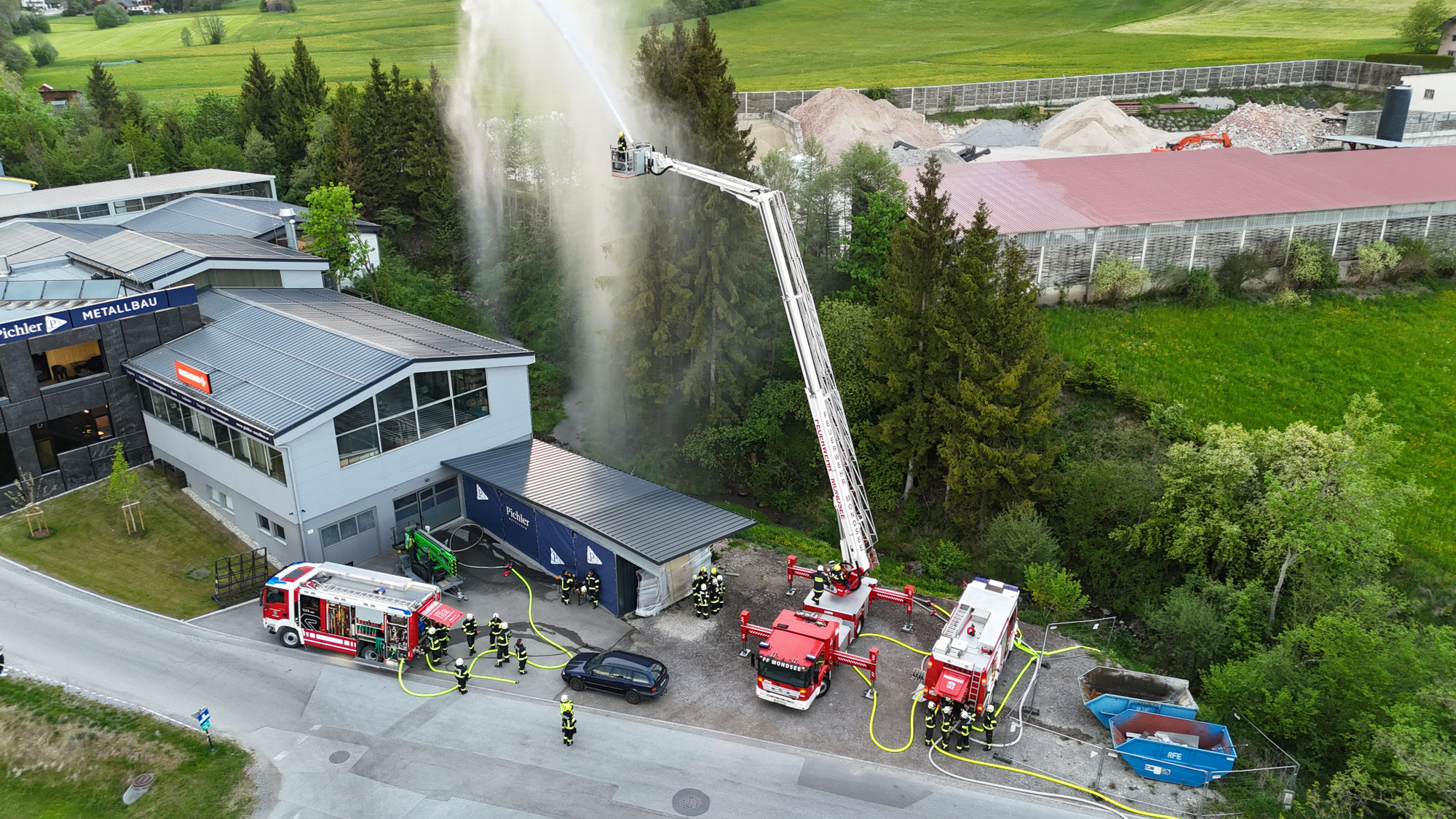 Tiefgraben - Übung: Brand und Personenrettung in metallverarbeitendem Betrieb
