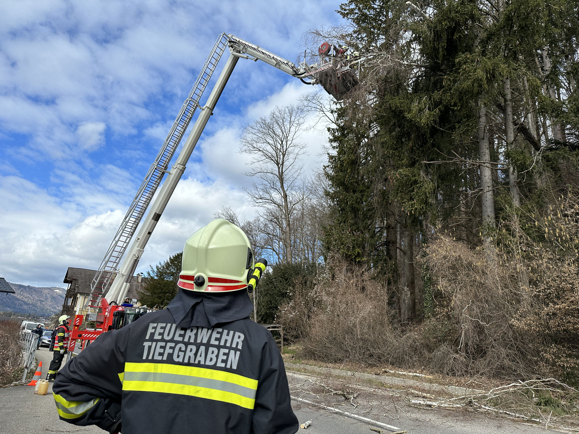 Feuerwehren Tiefgraben und Mondsee gemeinsam im Sturmeinsatz