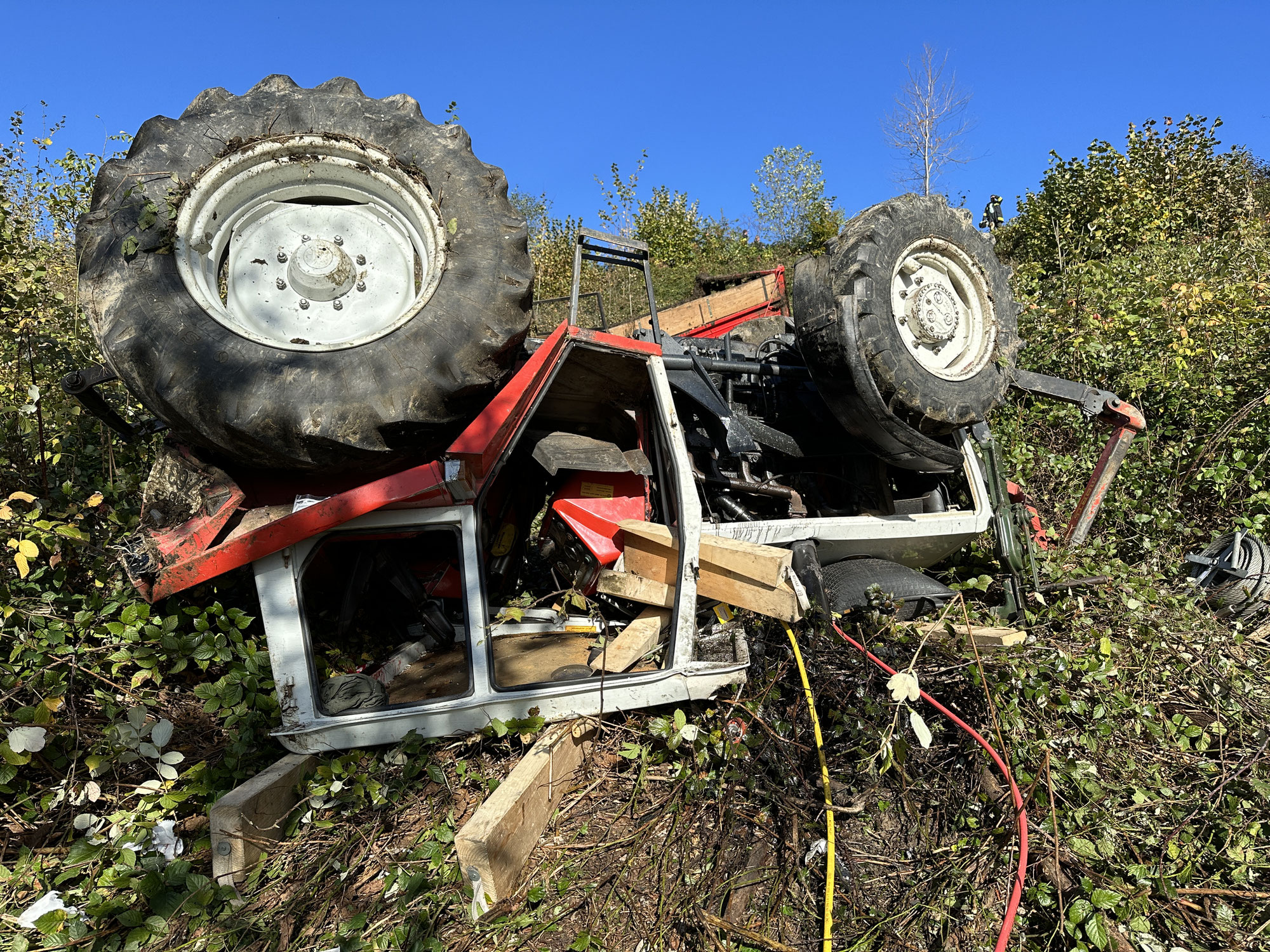 Tiefgraben: Traktorabsturz – Fahrer eingeklemmt – 600 Meter-Fußmarsch zur Einsatzstelle