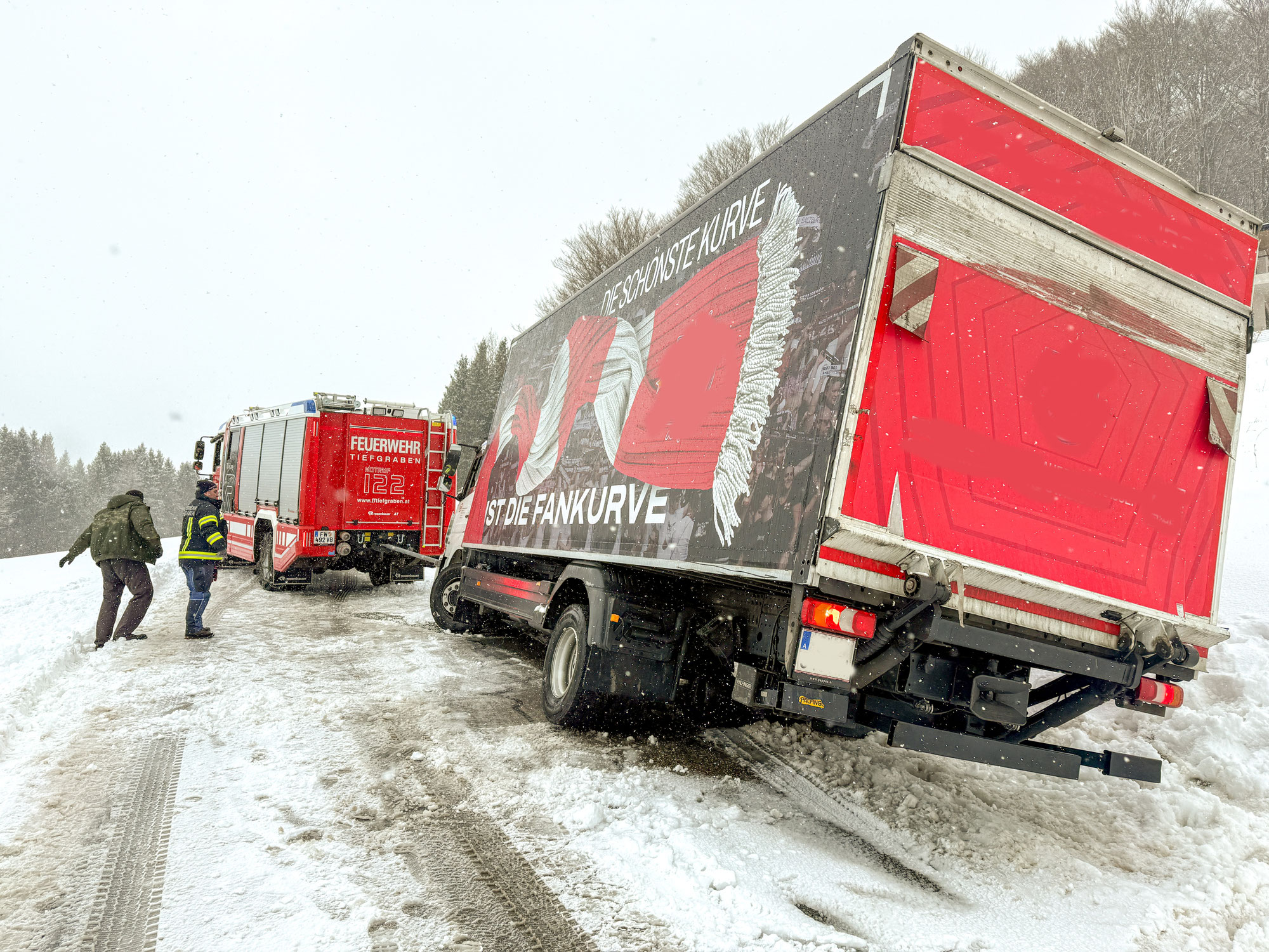 Tiefgraben: LKW Bergung im Schneegestöber