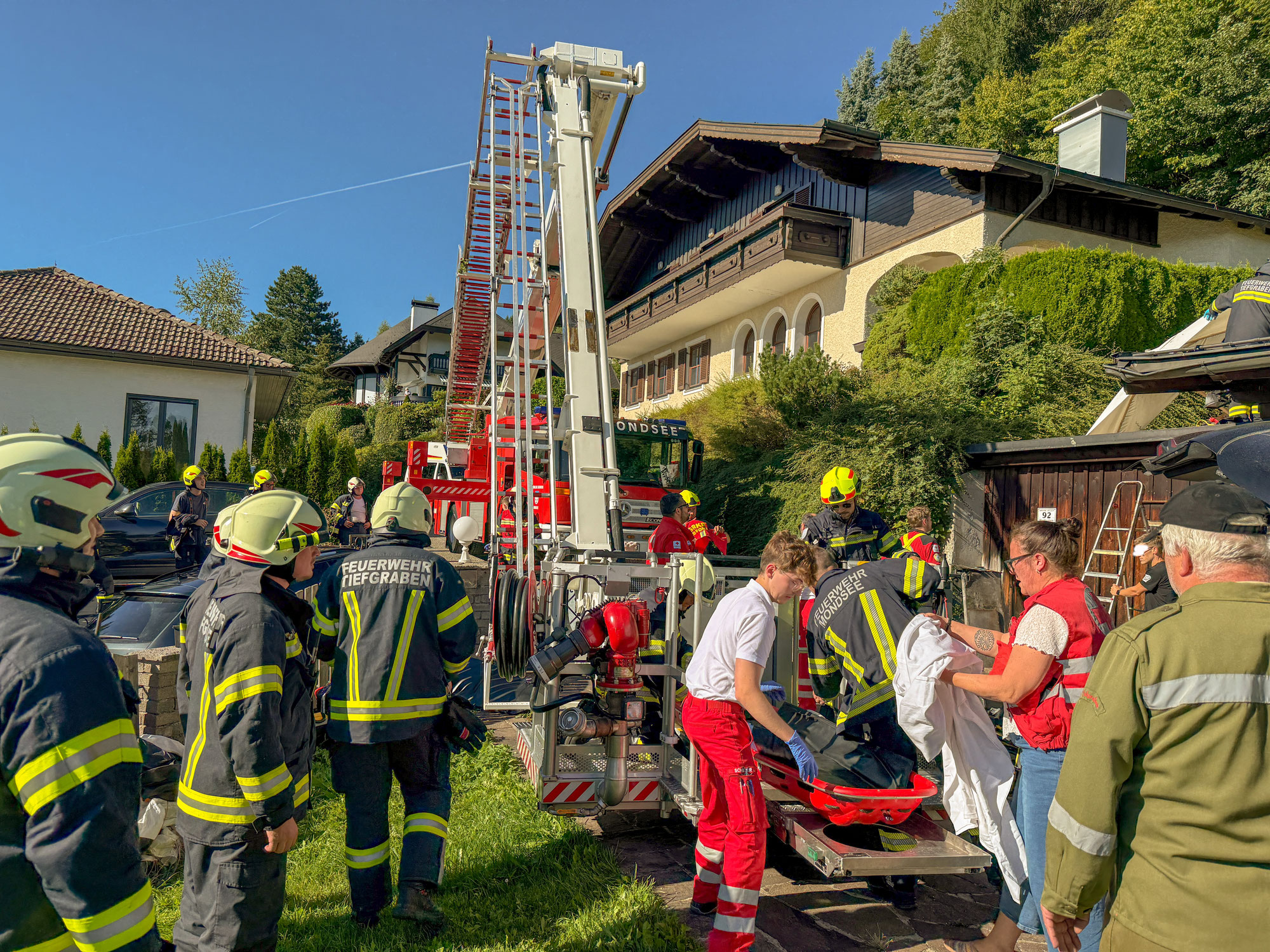 Tiefgraben: Paragleiterabsturz am Mondseeberg – Großaufgebot an Rettungskräften hilft