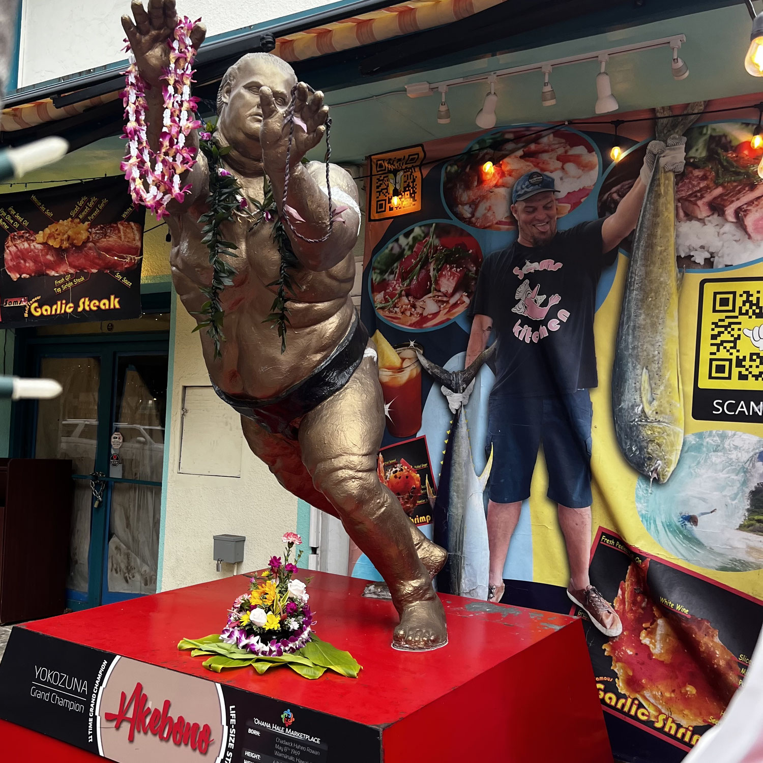 ワイキキのサムズキッチン前の曙像に供花レイを供えにいってきました。
