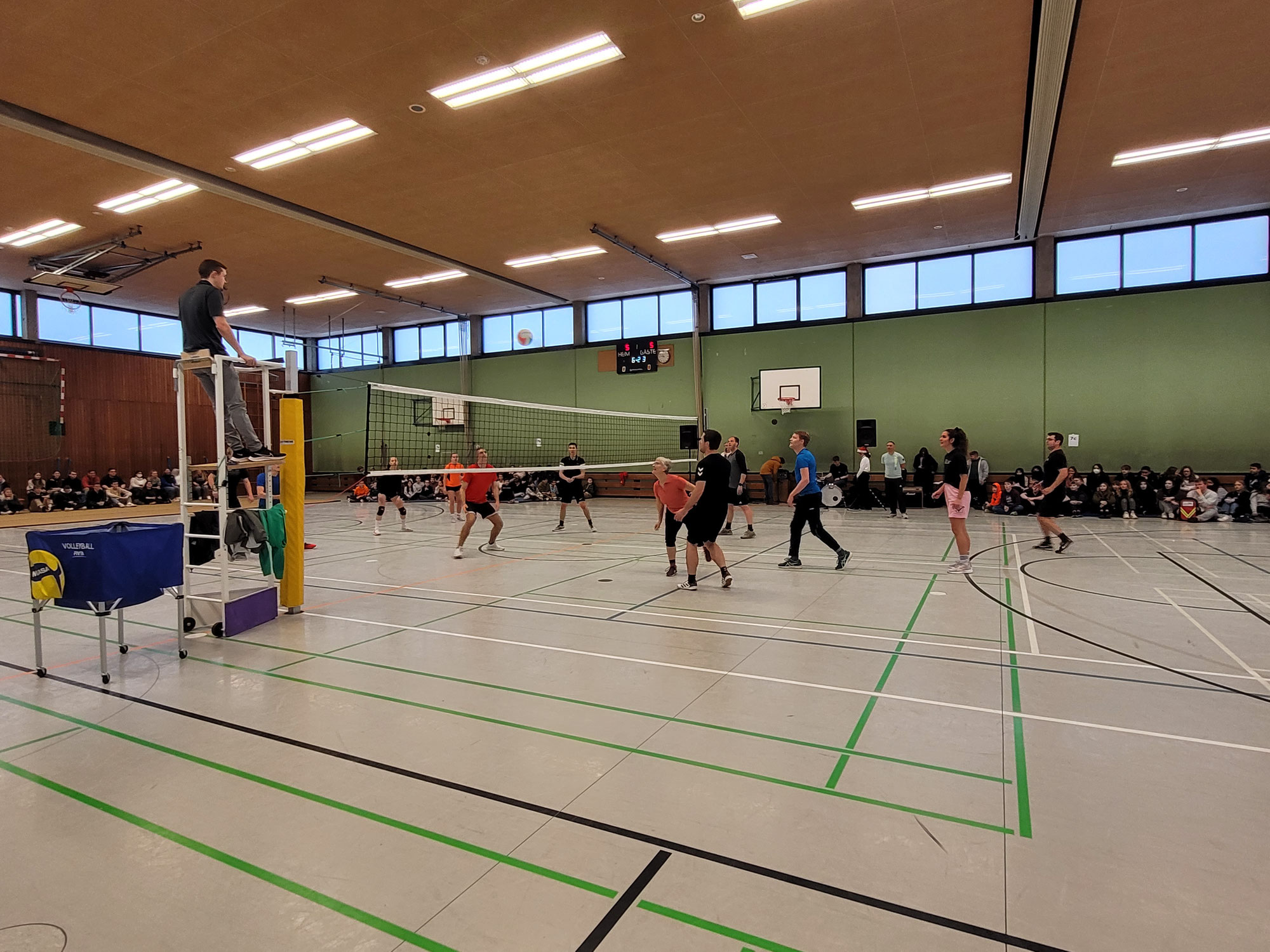 Das Volleyball-Match – Schüler gegen Lehrer