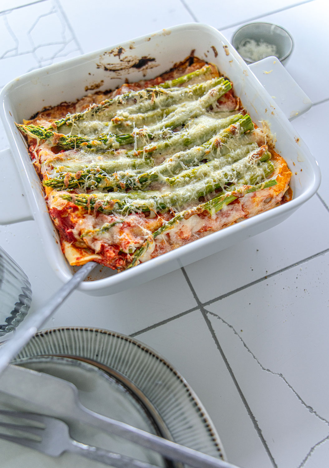 Spargel-Lasagne mit Tomate und Mozzarella - das Feierabendrezept, das alles kann