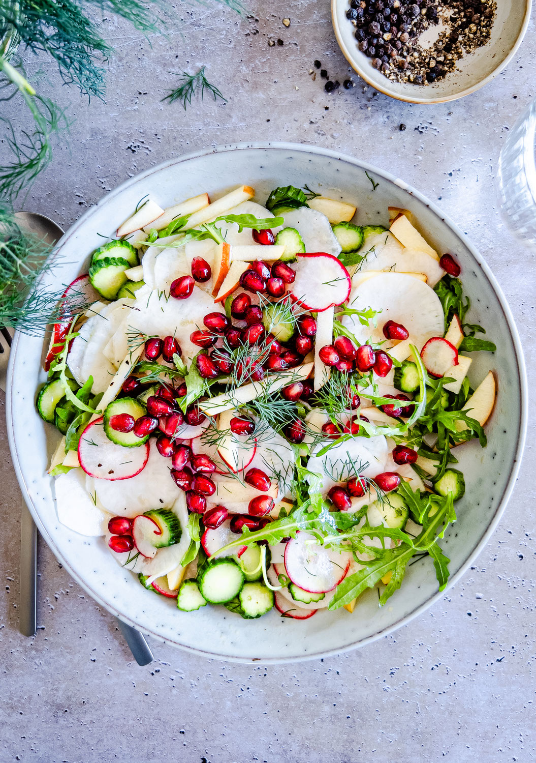 Rettichsalat mit Apfel, Granatapfel und Dill – der erfrischendste Salat des Sommers