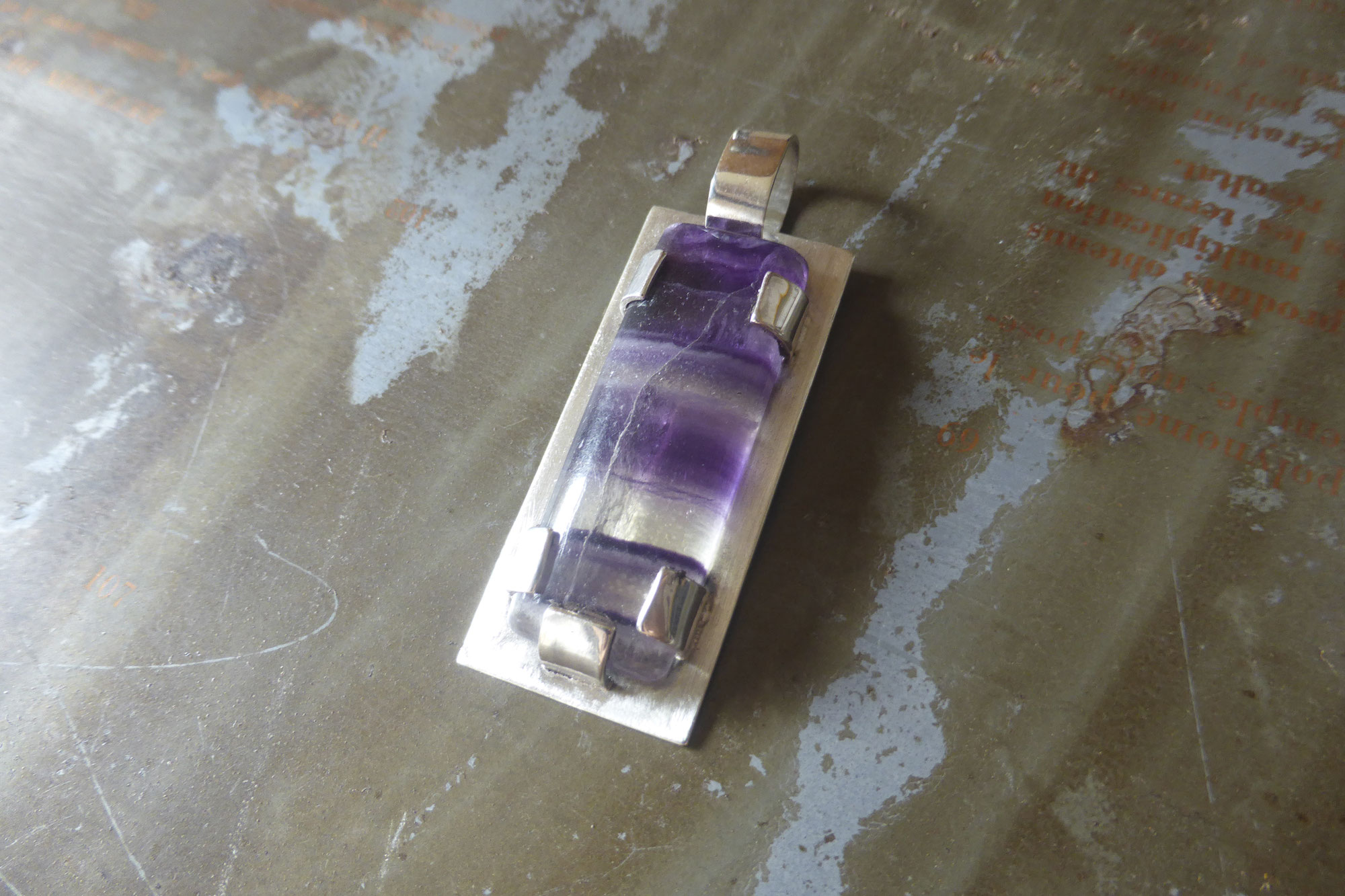 Colorez votre été avec le pendentif en argent et fluorite !