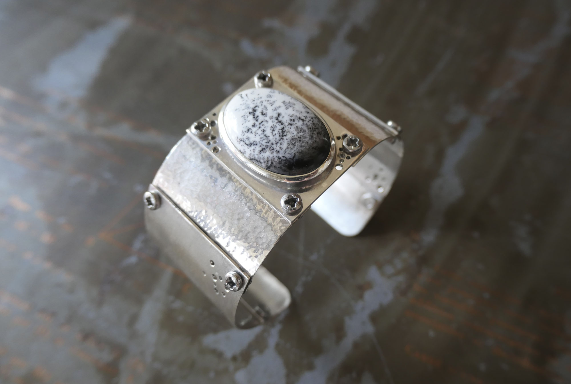 Le bracelet manchette : en toute saison !