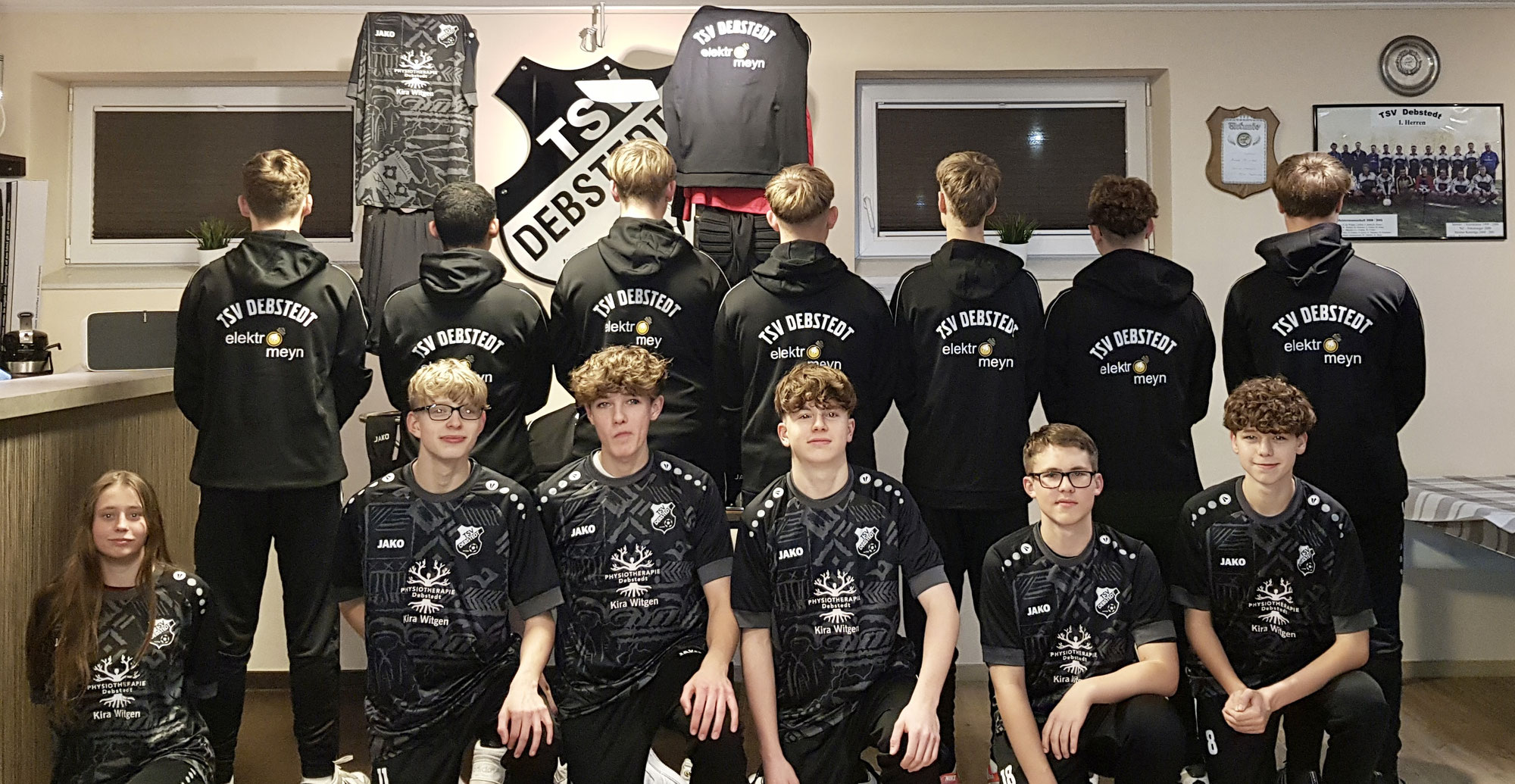 U17 bedankt sich für neue Trikots und Trainingsanzüge