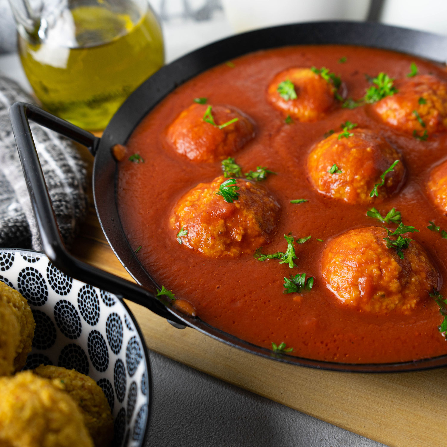 Kichererbsenbällchen an Tomatensauce