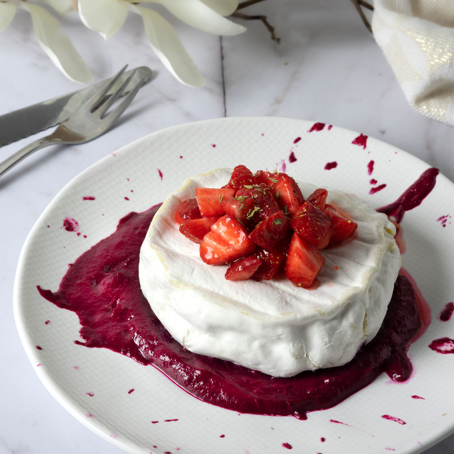 Weichkäse mit Erdbeeren auf Rote Beete Creme