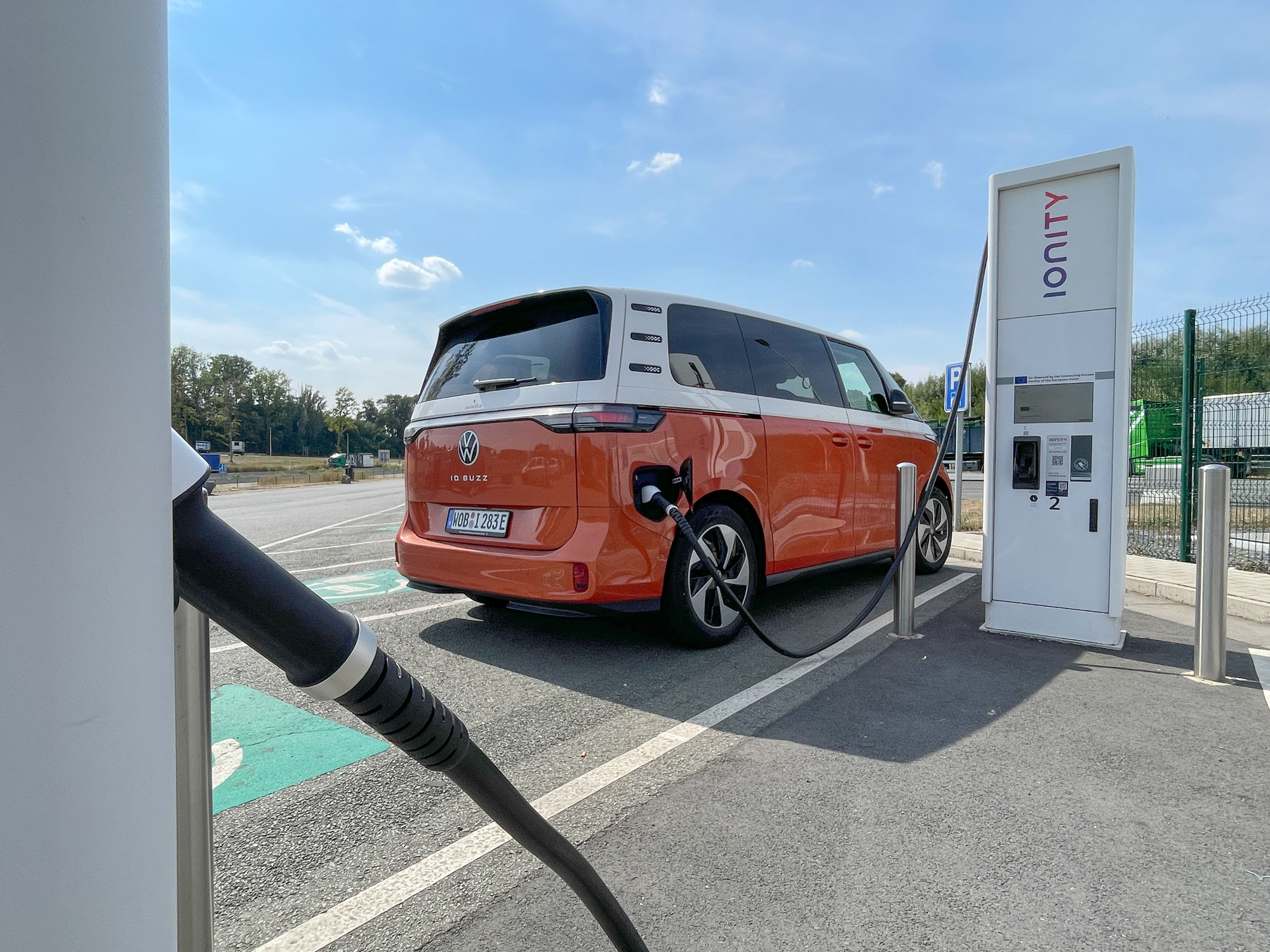 Vom Abenteuer zur Normalität: Reisen mit dem E-Auto wird zum Standard
